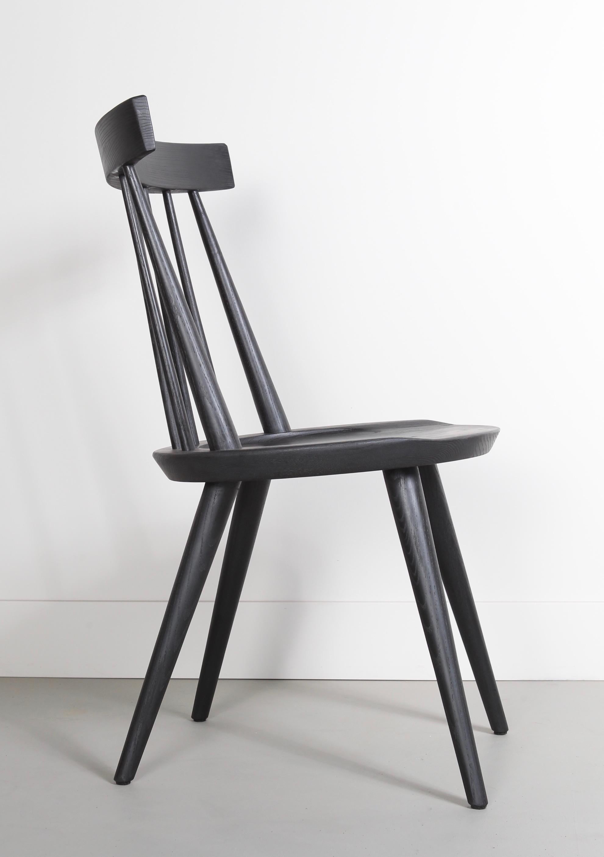 XXIe siècle et contemporain Chaise de salle à manger de style Windsor en bois massif:: chaise à dossier fuseau par Möbius Objects en vente