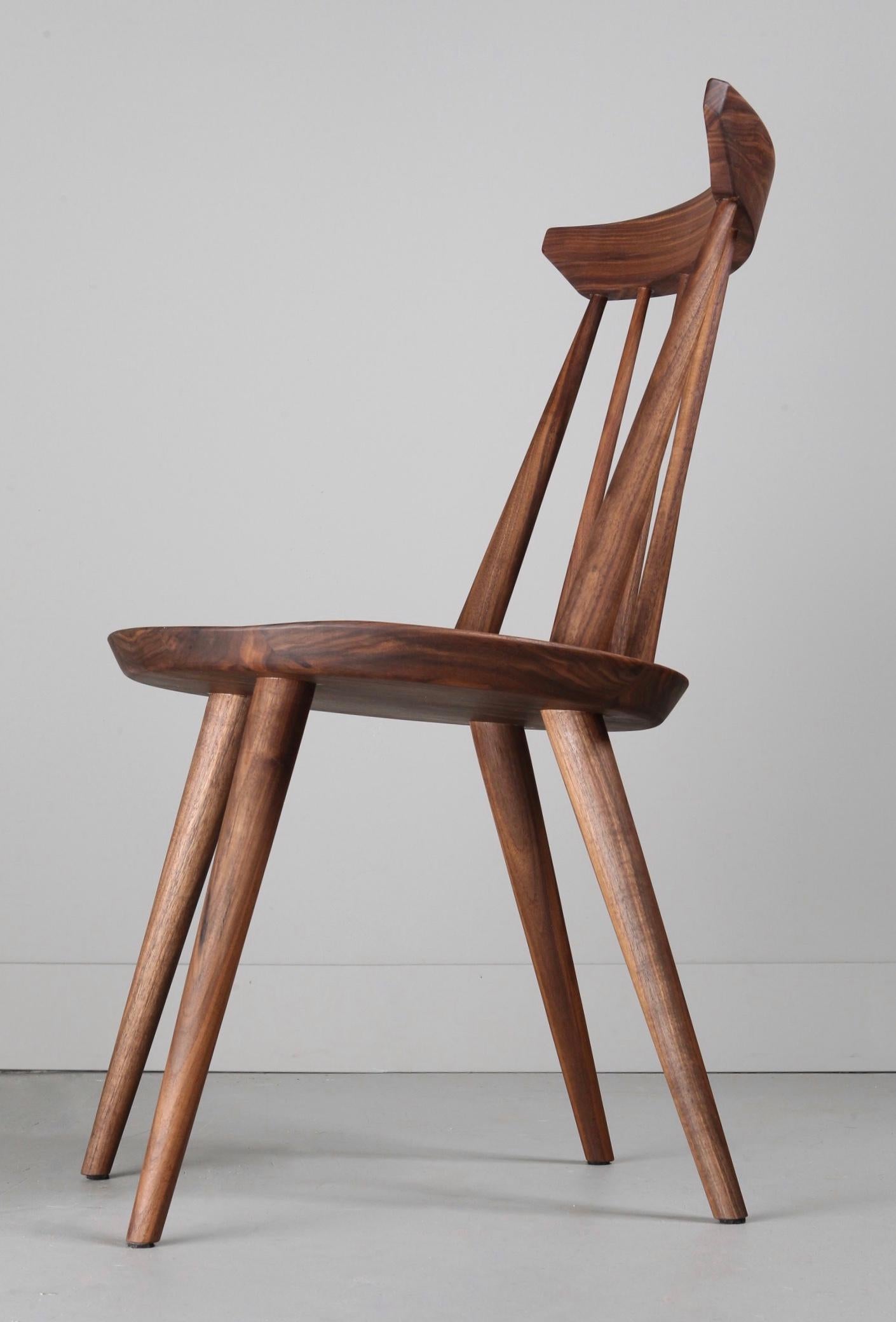 Chaise de salle à manger de style Windsor en bois massif:: chaise à dossier fuseau par Möbius Objects en vente 1