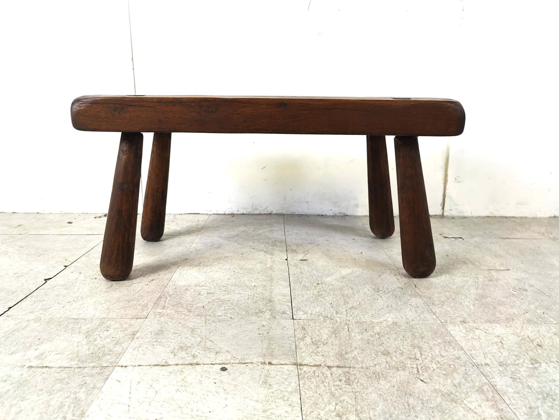 Table basse brutaliste à 4 pieds avec un plateau en bois massif et des pieds qui s'emboîtent les uns dans les autres.

Une belle pièce pour contraster les interiros d'aujourd'hui.

Charmante patine d'usage.

Années 1960 - Belgique

Dimensions