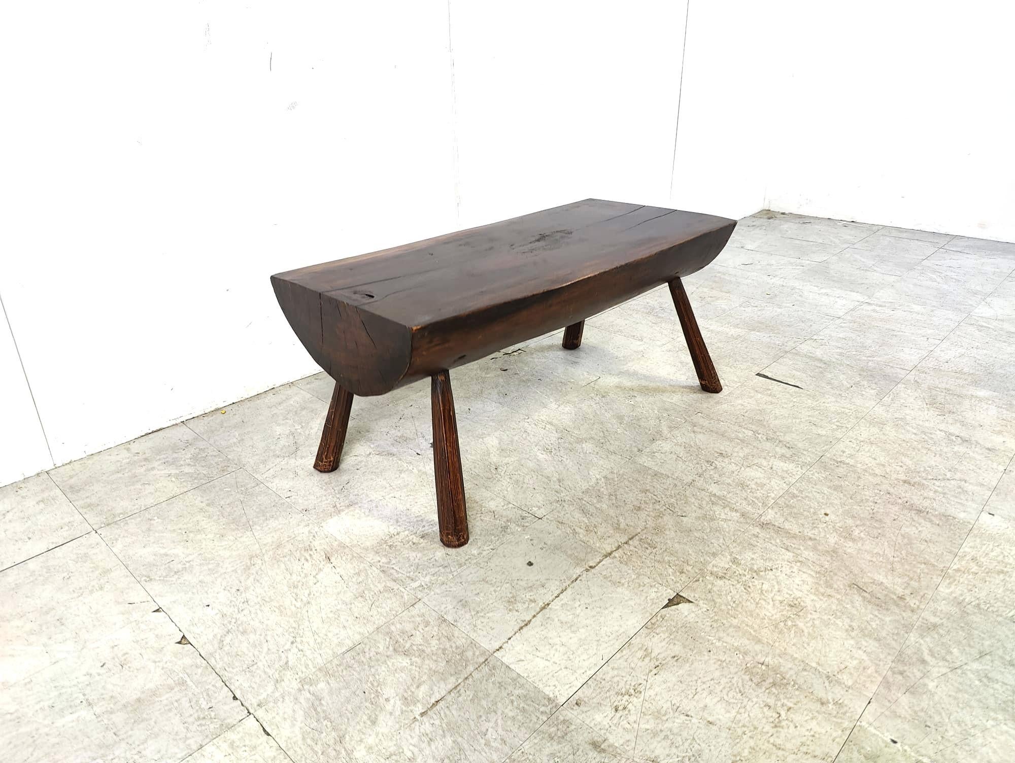 Table basse brutaliste à 4 pieds avec un plateau en bois massif.

Une belle pièce pour contraster les interiros d'aujourd'hui.

Charmante patine d'usage.

Années 1960 - Belgique

Dimensions :
Hauteur : 45cm
Largeur : 100cm
Profondeur : 45 cm

Réf. :