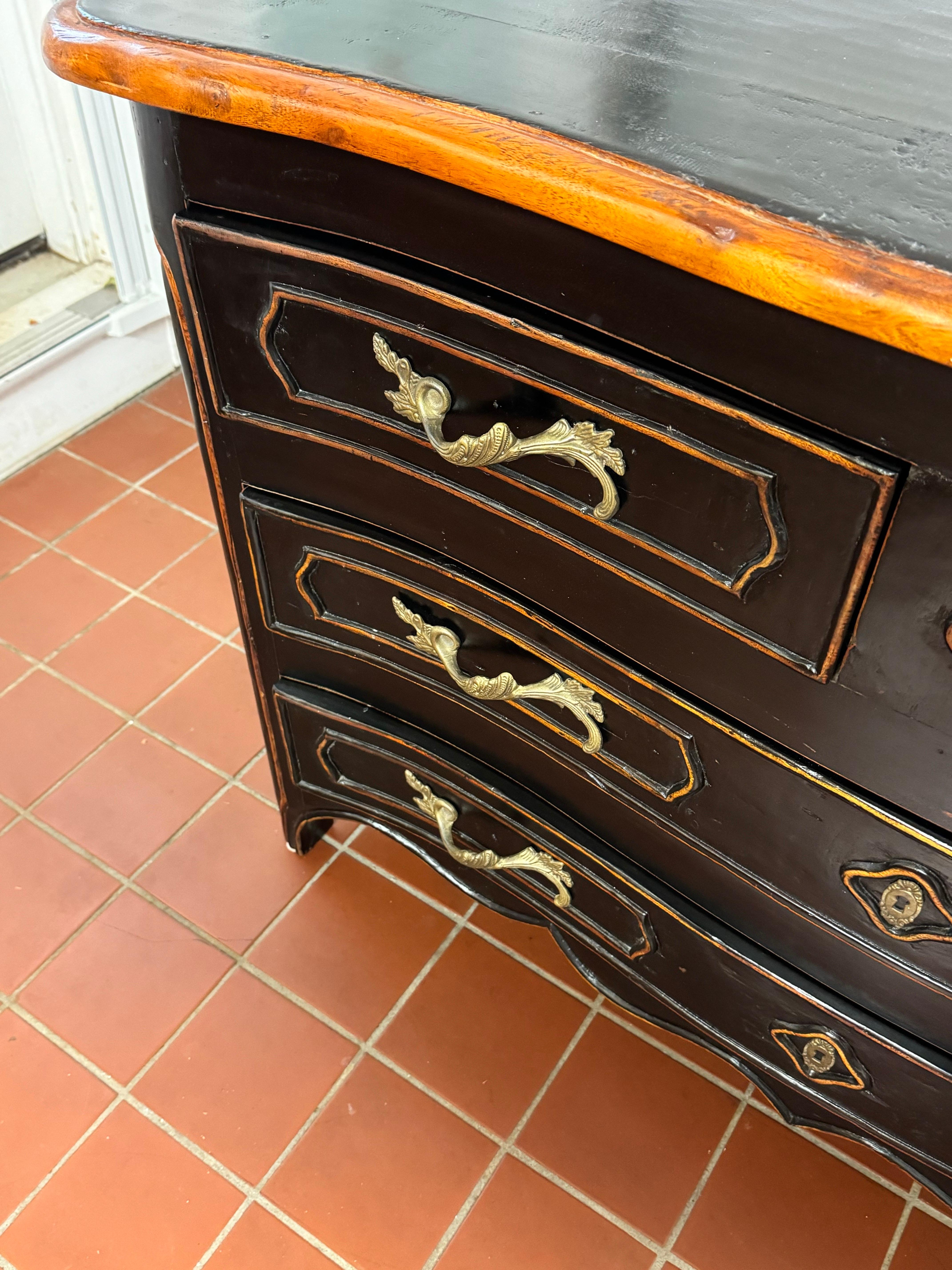 Cassettiera in stile francese in legno massiccio in vendita 4