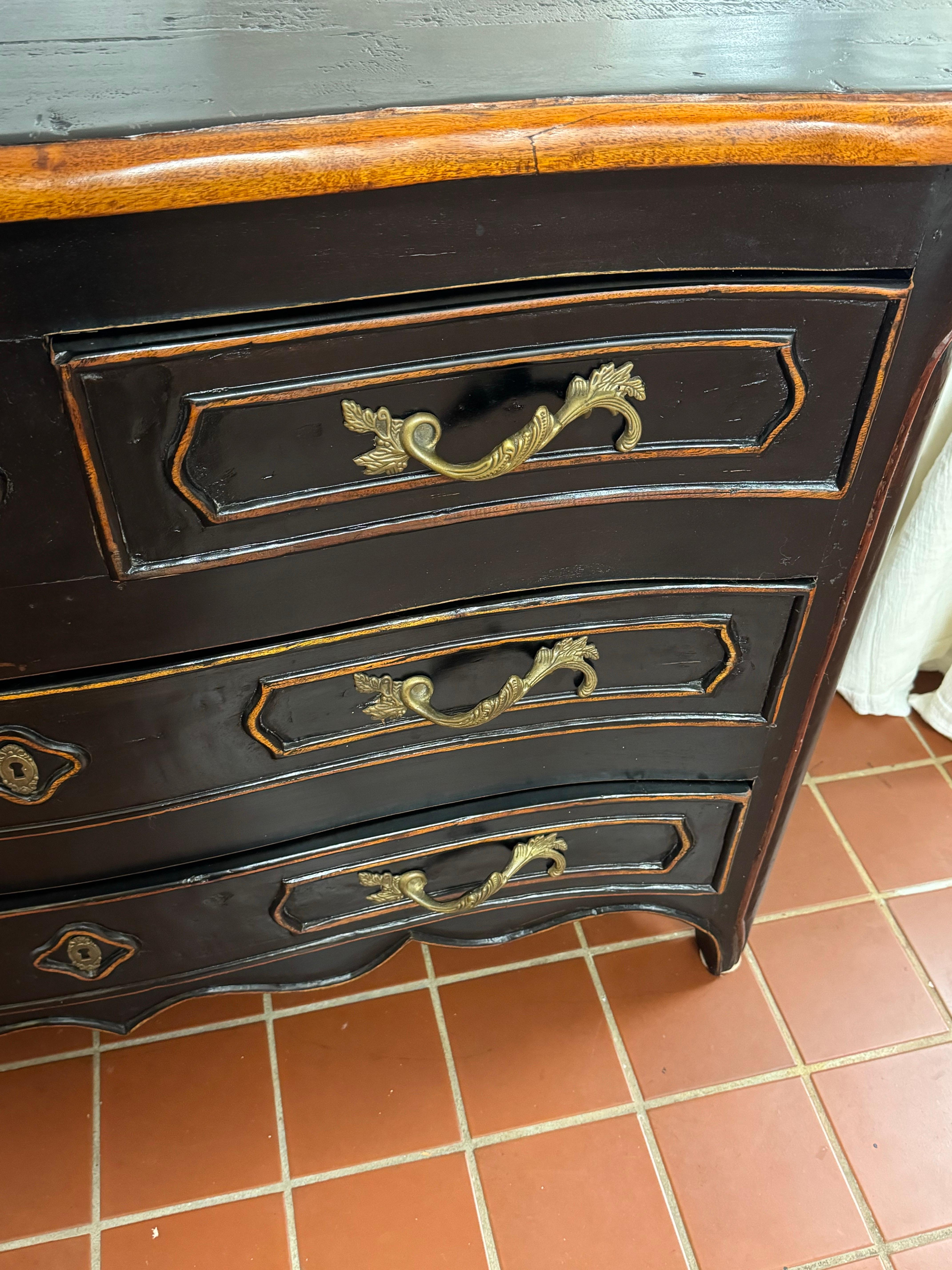 Cassettiera in stile francese in legno massiccio in vendita 5