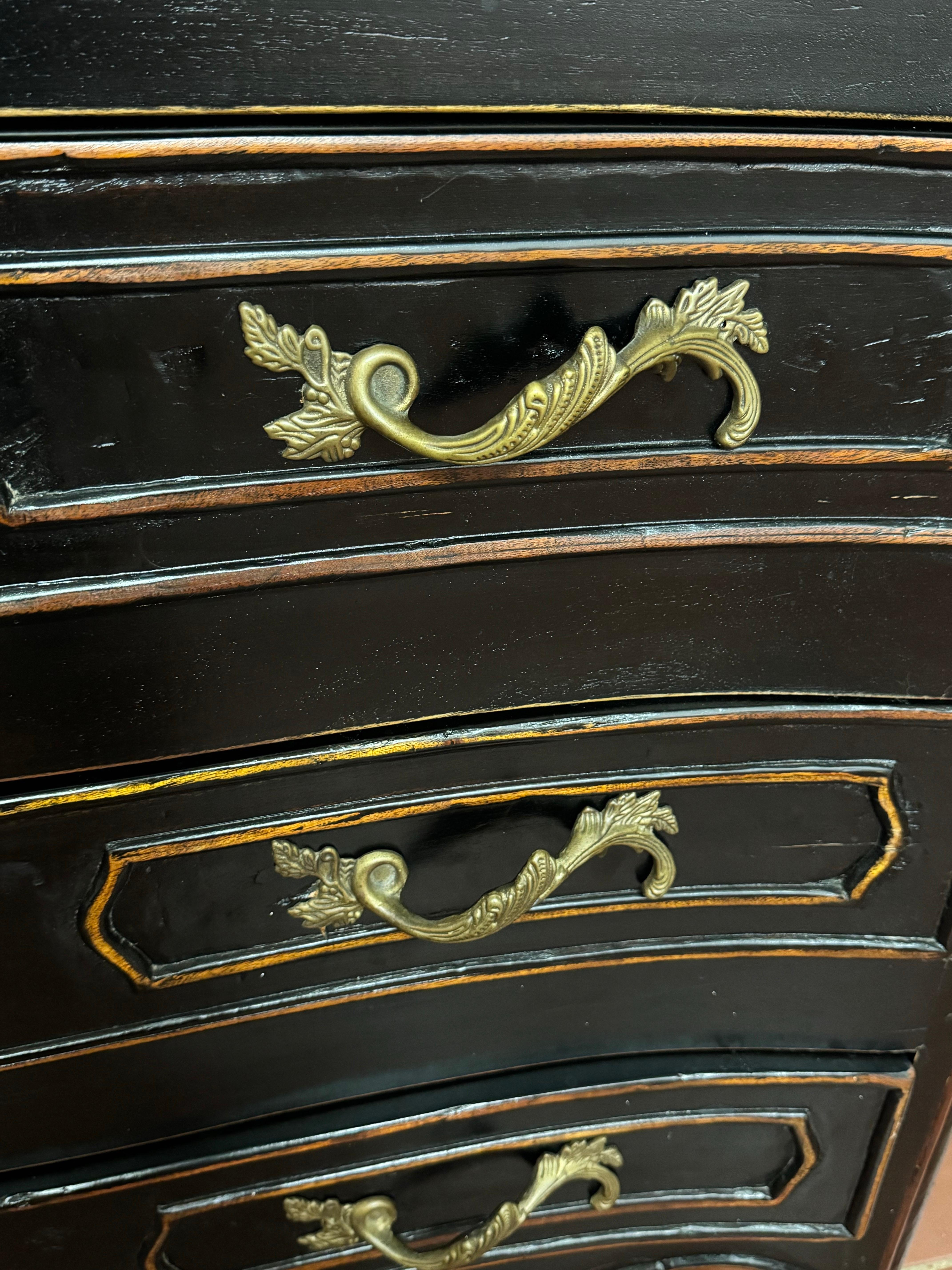 Cassettiera in stile francese in legno massiccio in vendita 6
