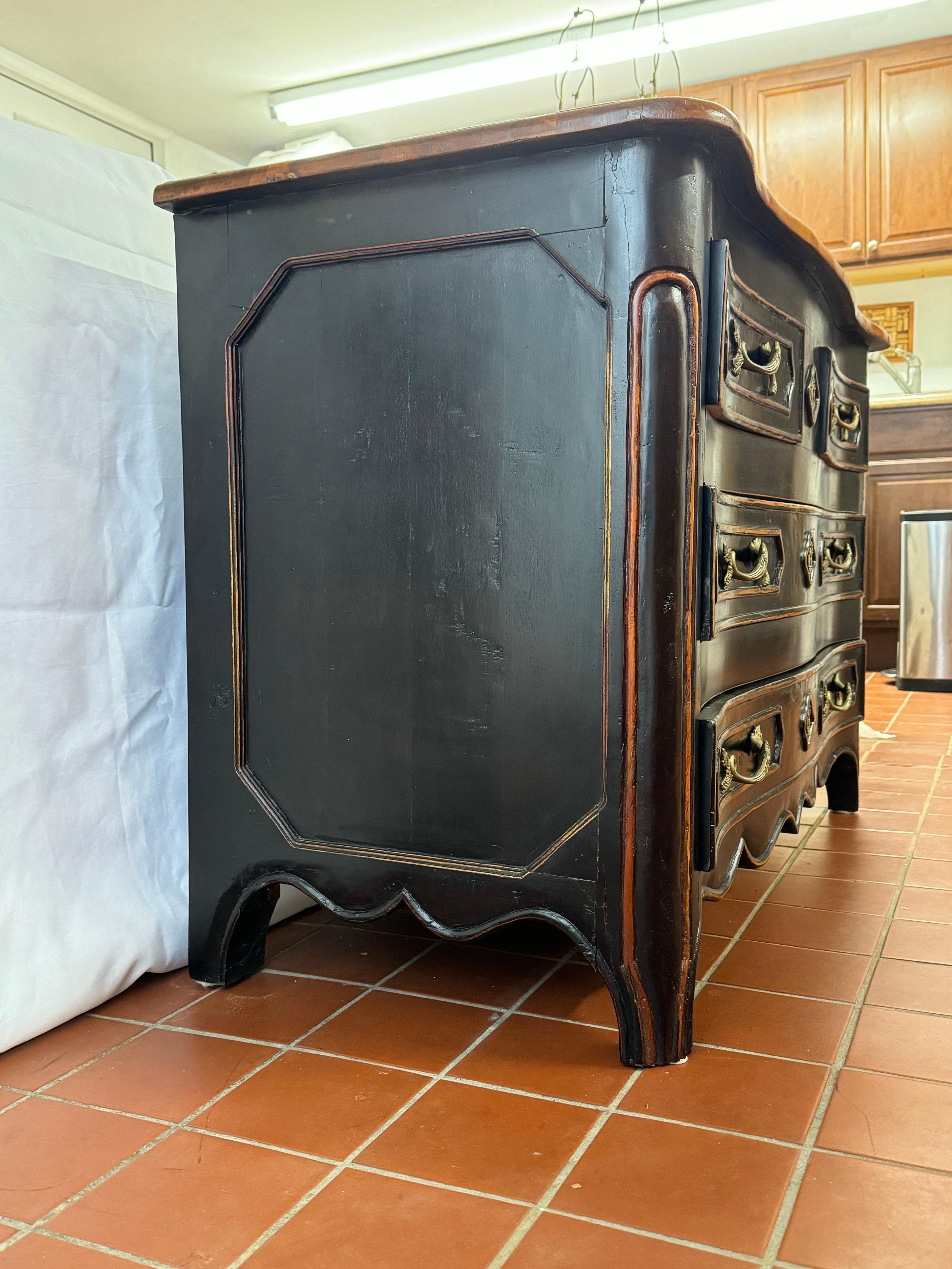 Cassettiera in stile francese in legno massiccio in vendita 7