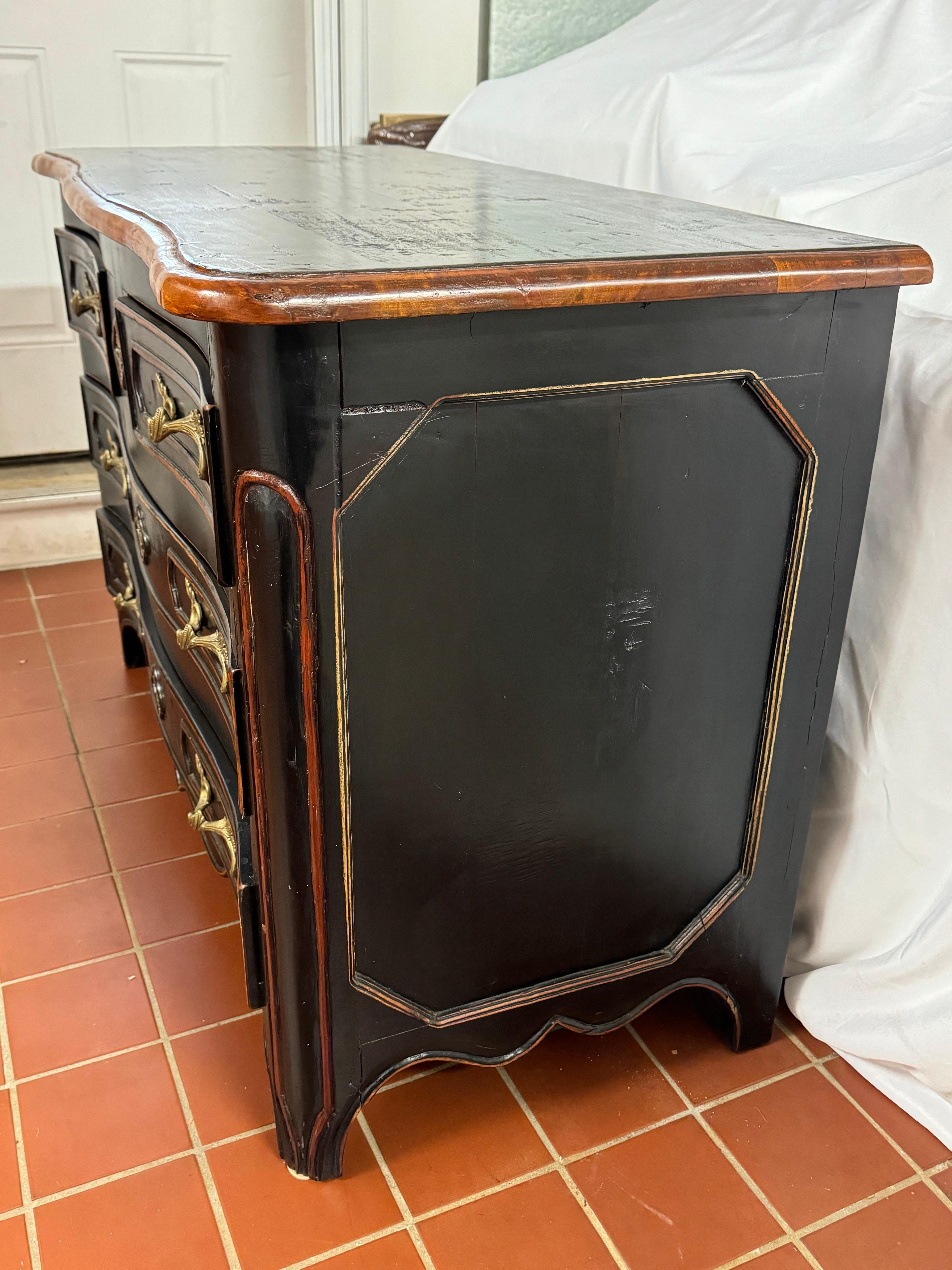 Cassettiera in stile francese in legno massiccio in vendita 8