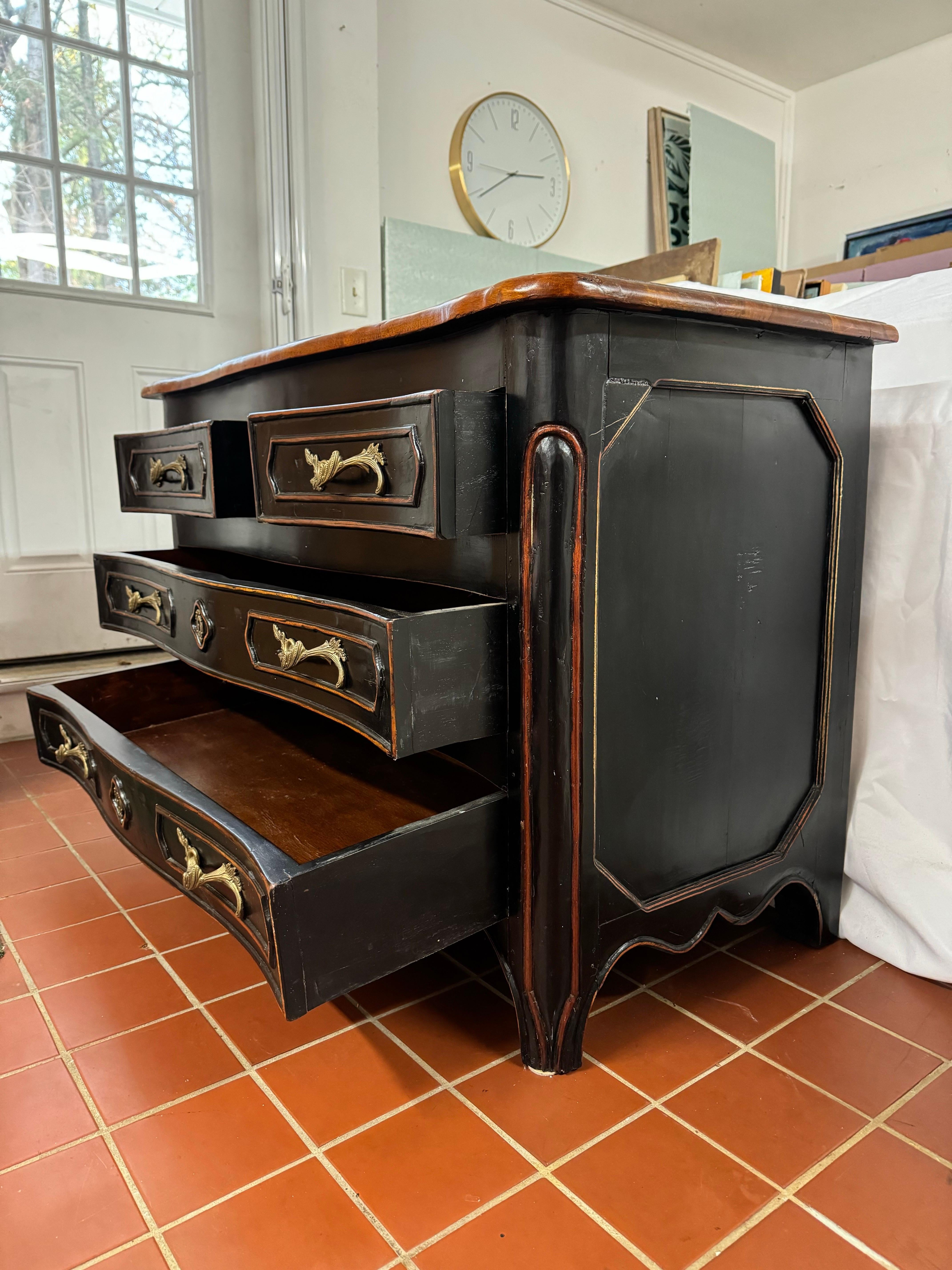 Cassettiera in stile francese in legno massiccio in vendita 9