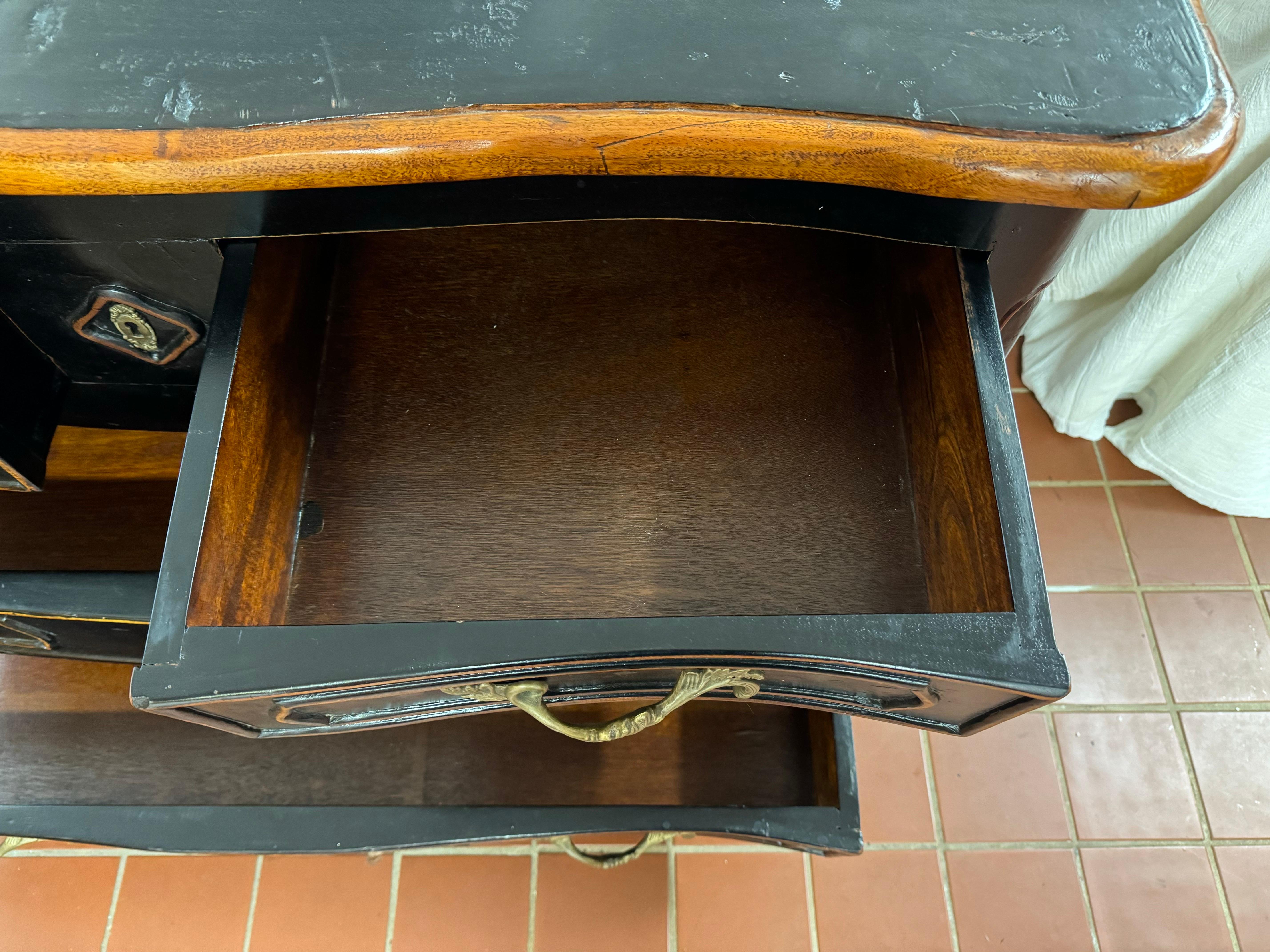 Cassettiera in stile francese in legno massiccio in vendita 10