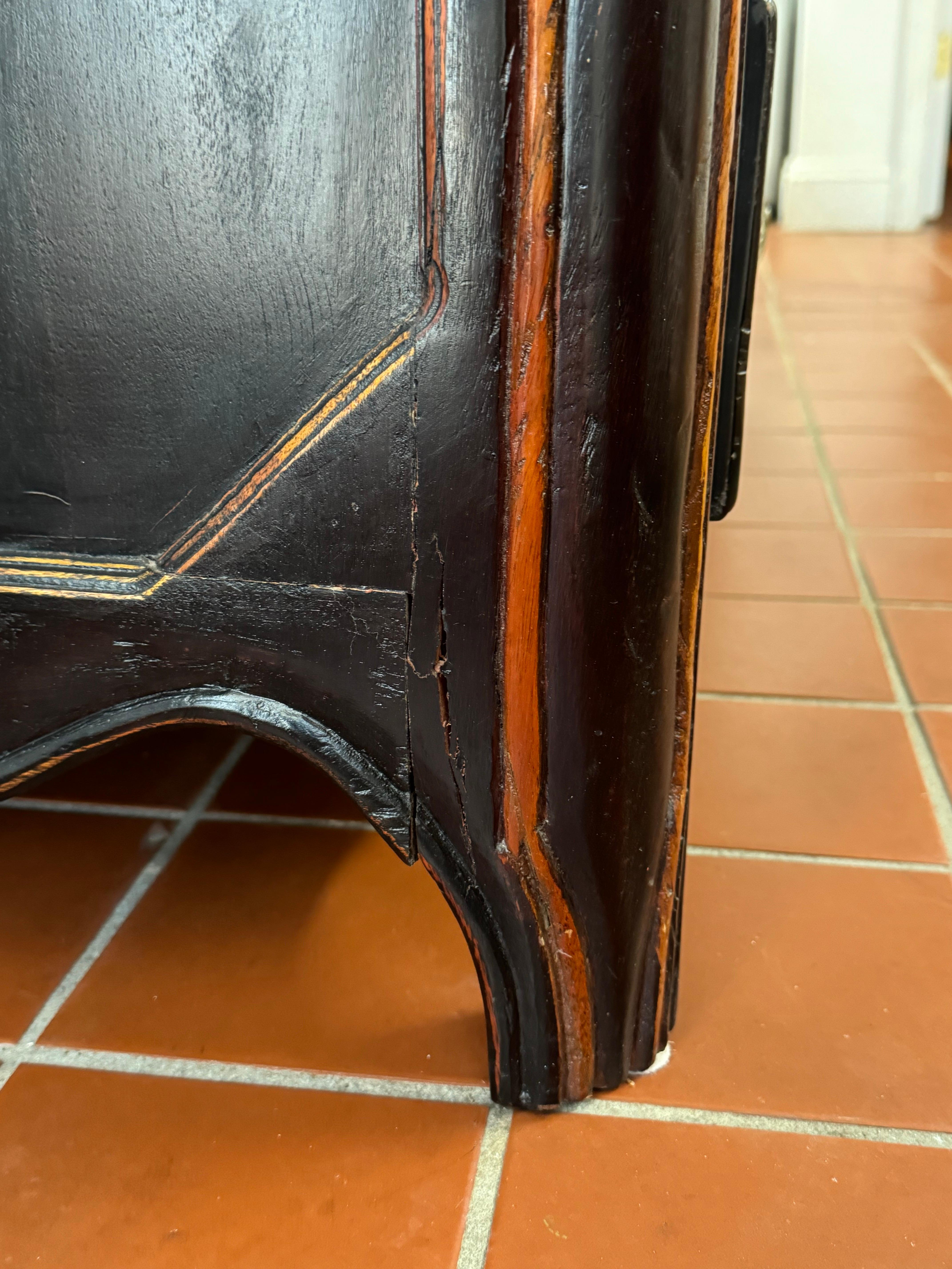Cassettiera in stile francese in legno massiccio in vendita 11