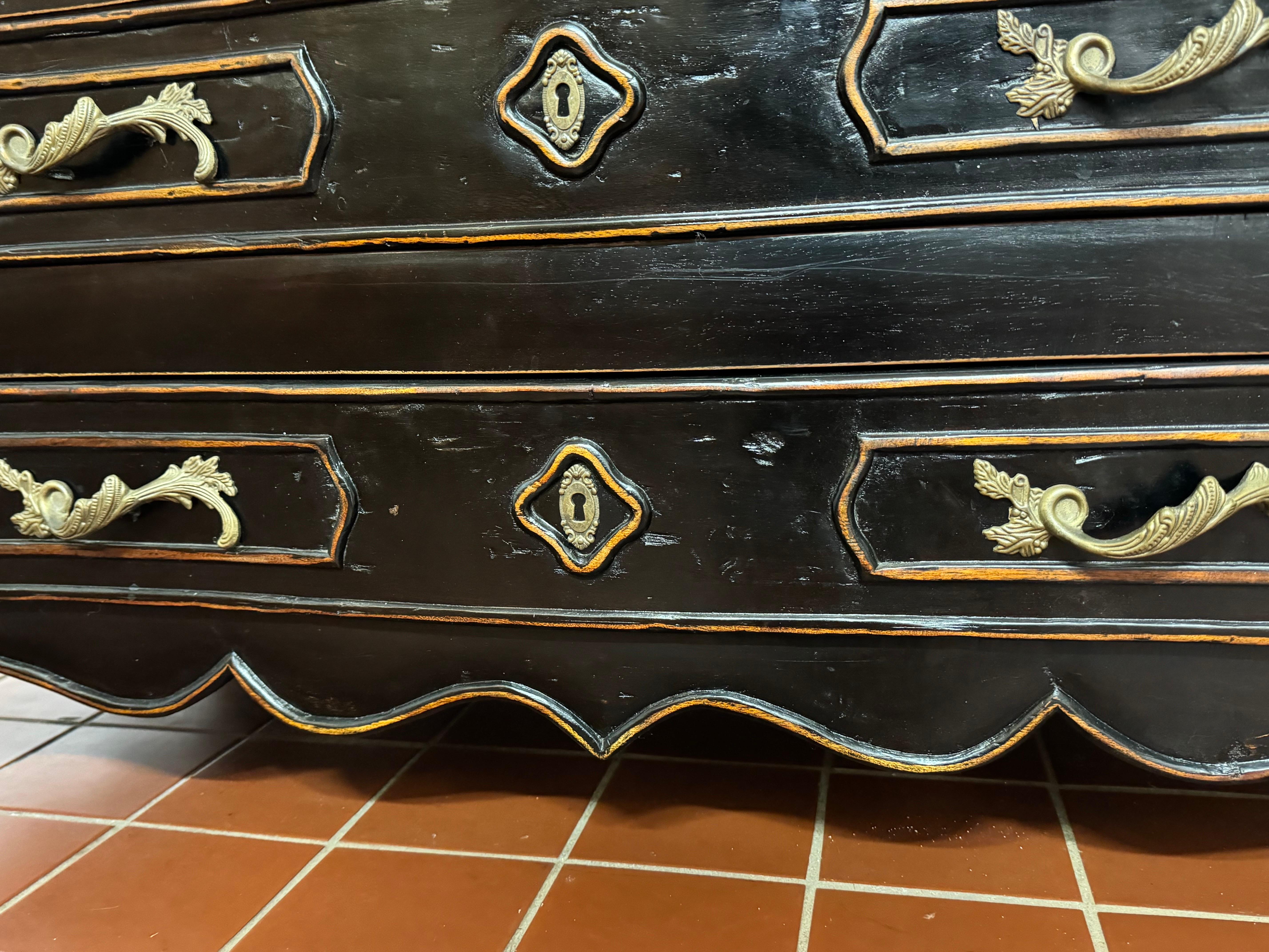 Cassettiera in stile francese in legno massiccio in vendita 12