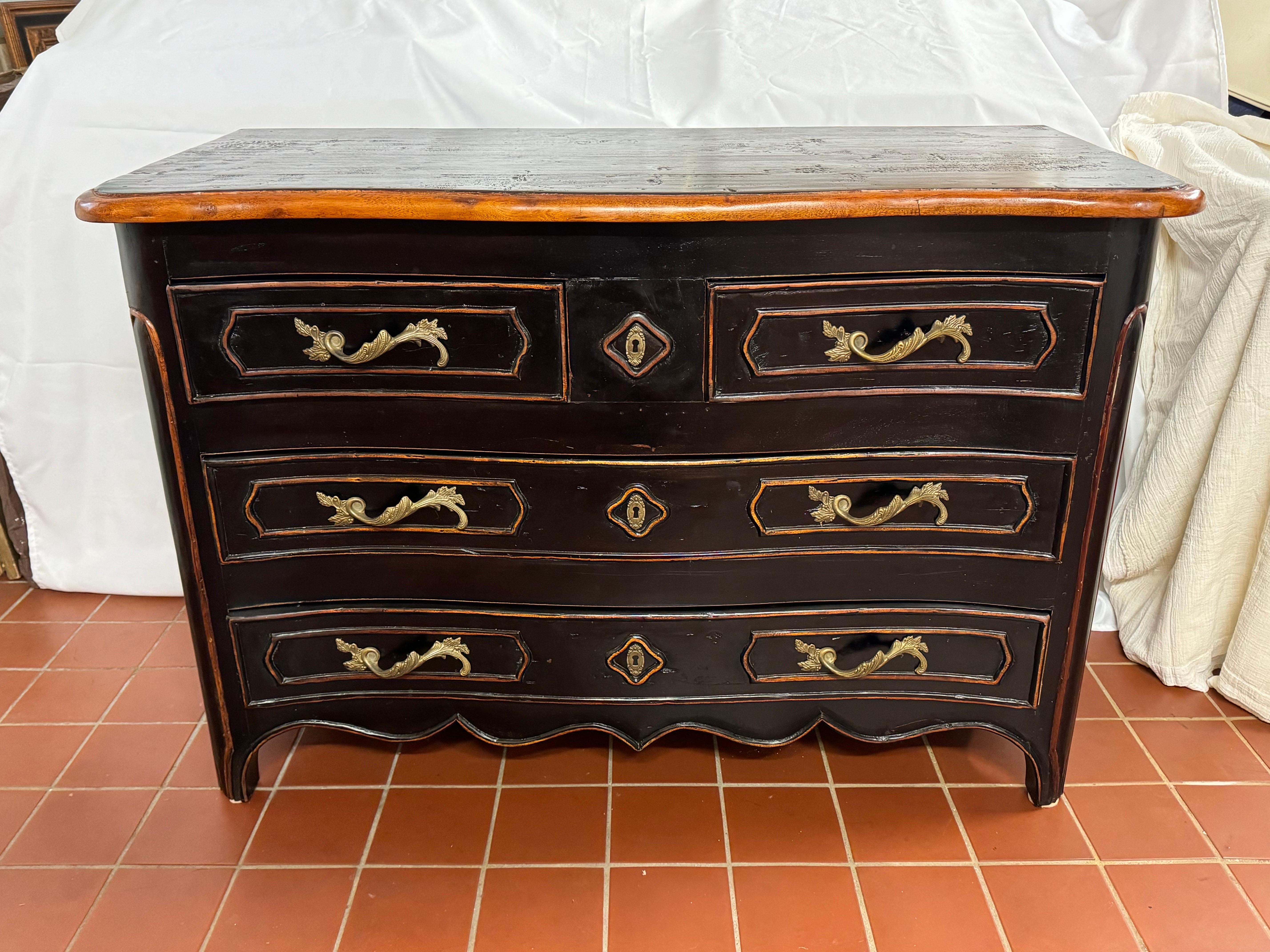  Cassettiera in stile francese in Wood massiccio. Un pezzo solido e pesante con un contrasto drammatico tra il nero e il marrone. Maniglie in ottone massiccio. Grande quantità di spazio.