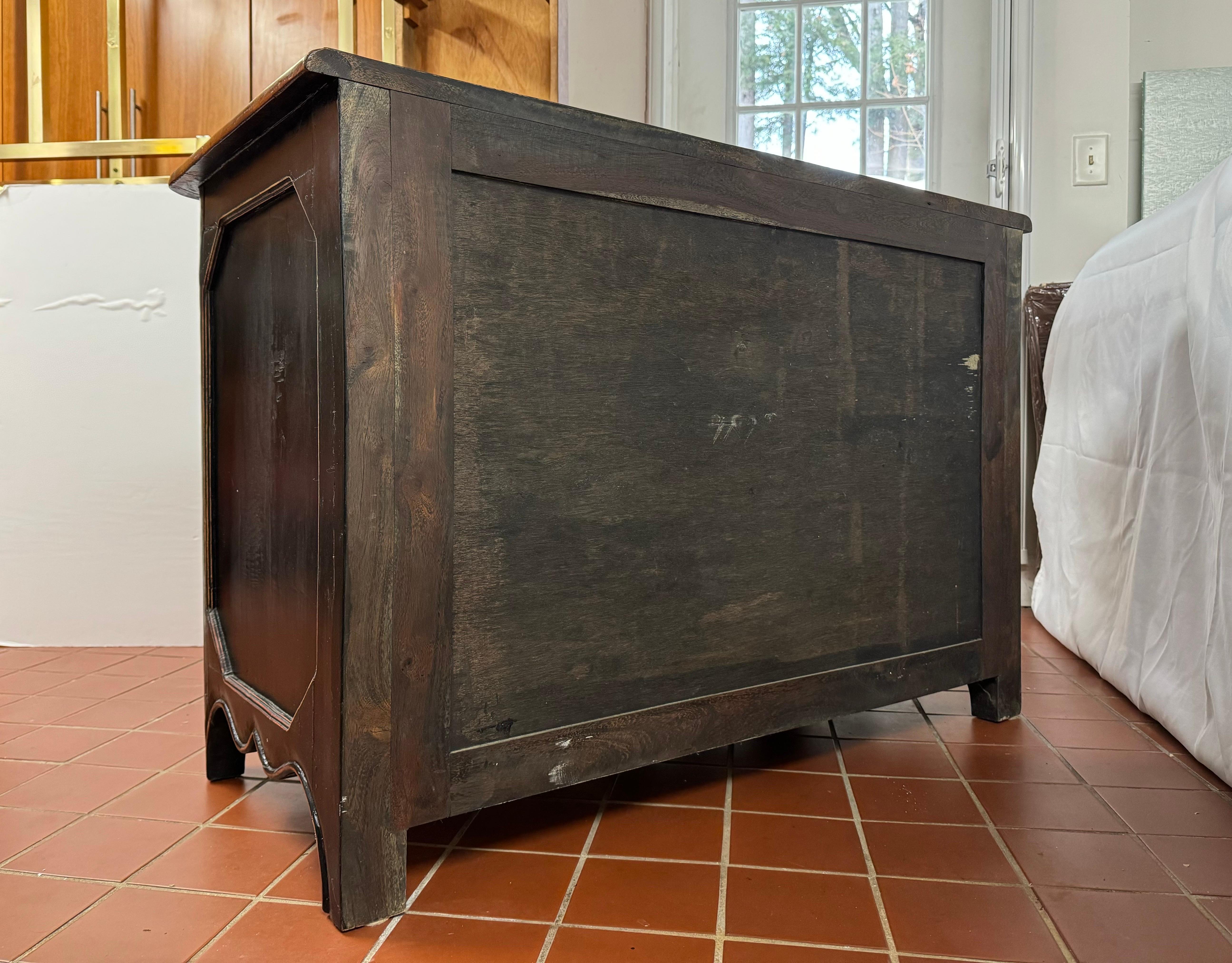 Cassettiera in stile francese in legno massiccio in vendita 14