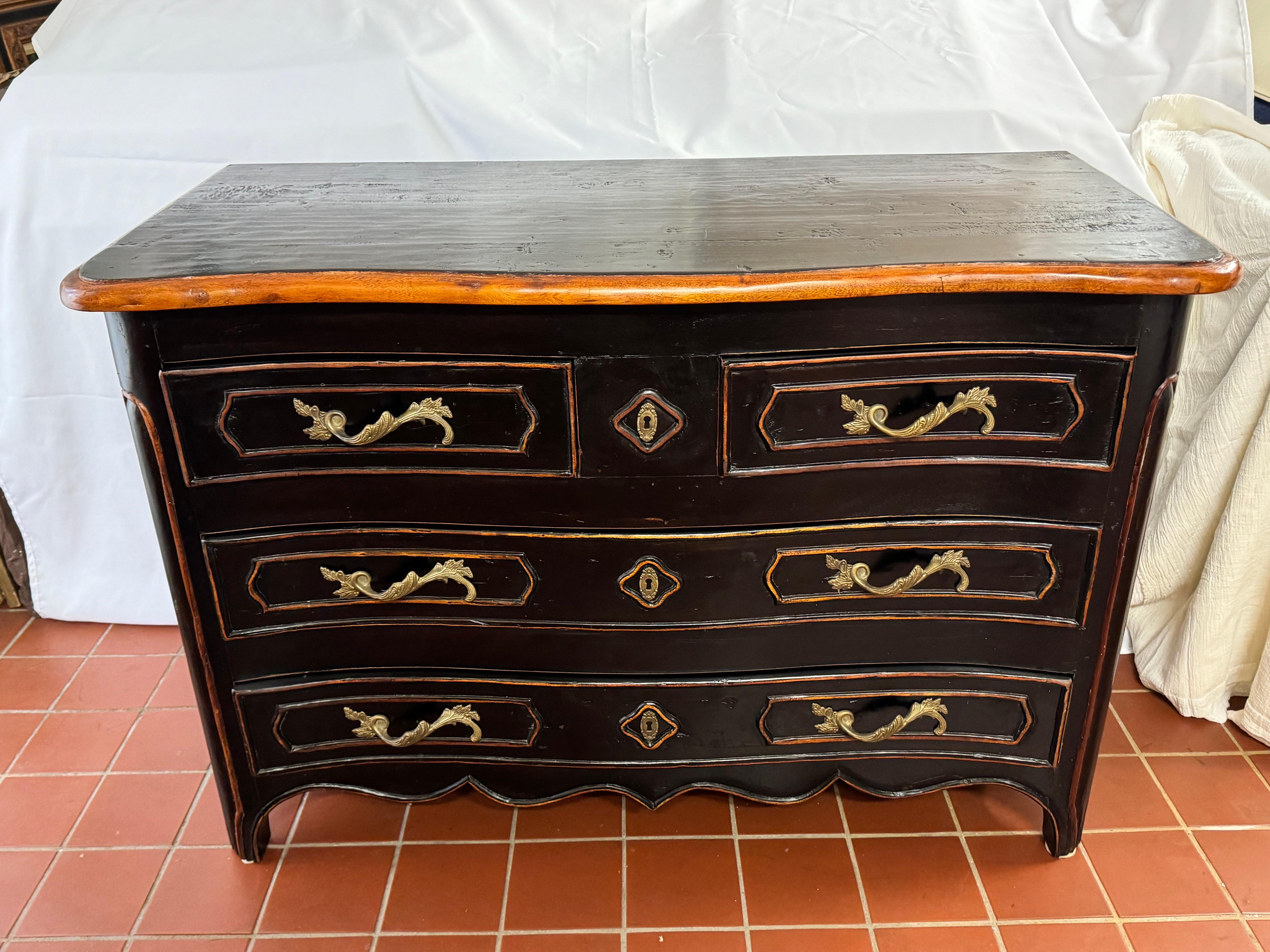 XX secolo Cassettiera in stile francese in legno massiccio in vendita
