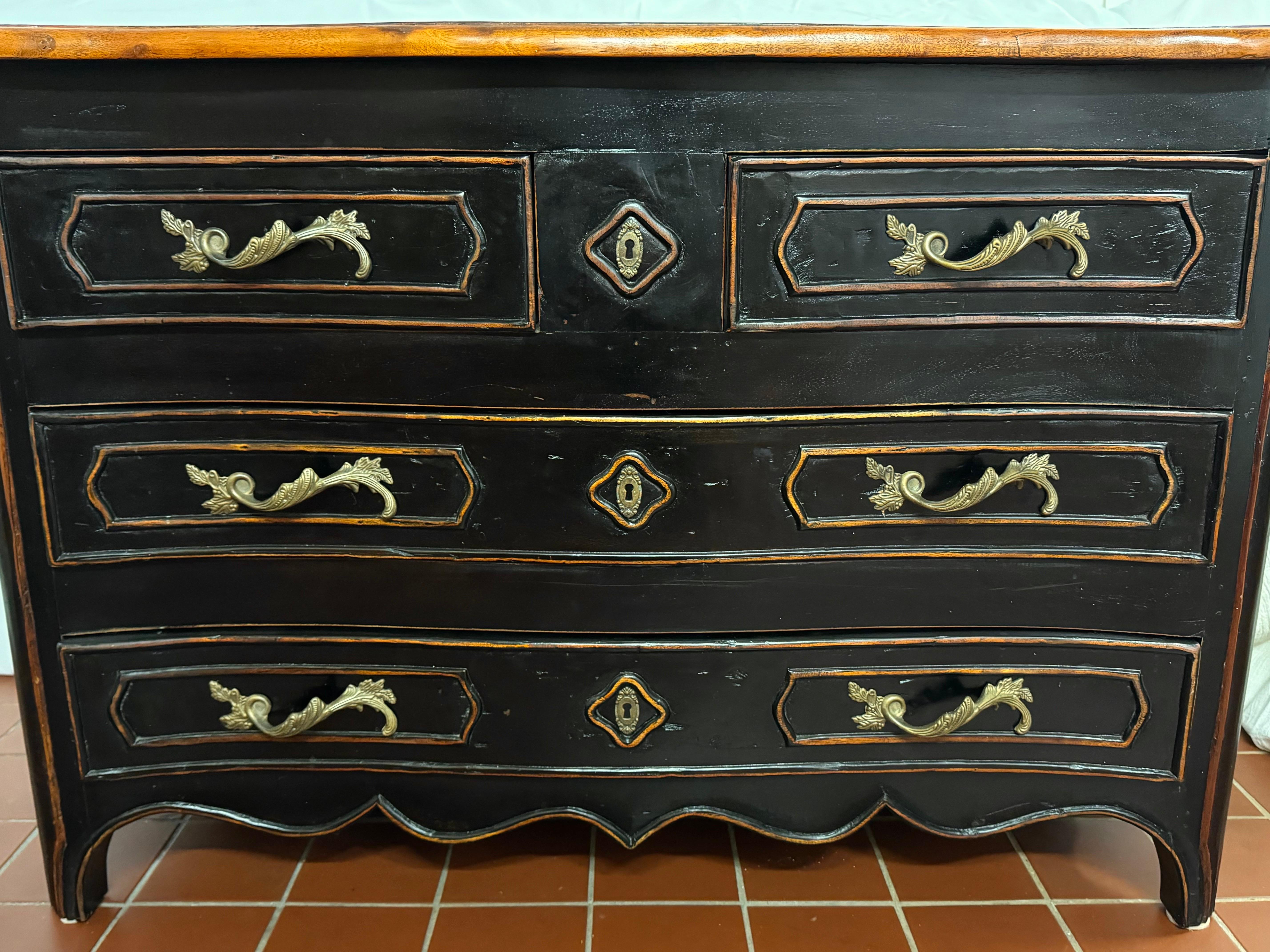 Ottone Cassettiera in stile francese in legno massiccio in vendita