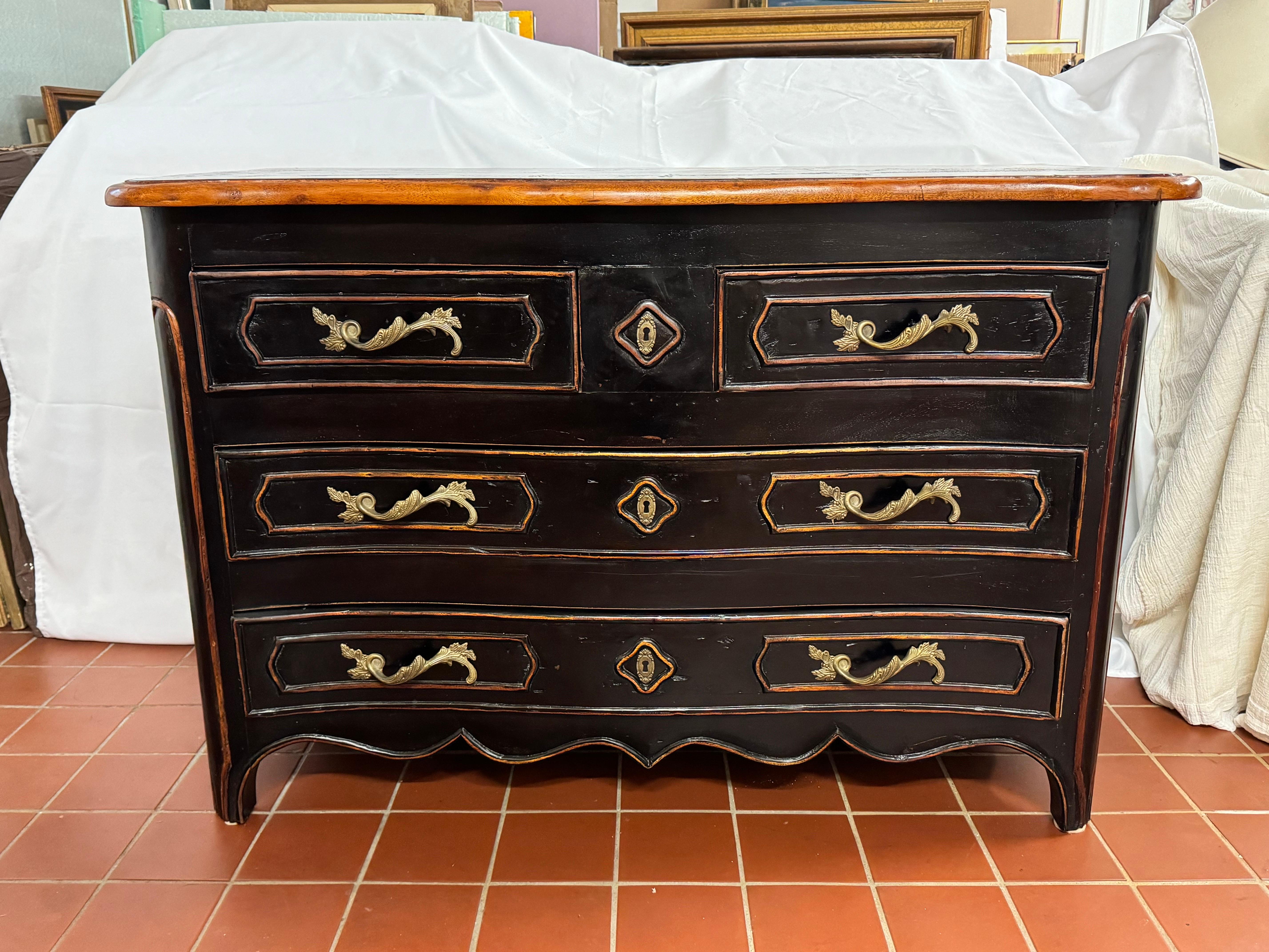 Cassettiera in stile francese in legno massiccio in vendita 1
