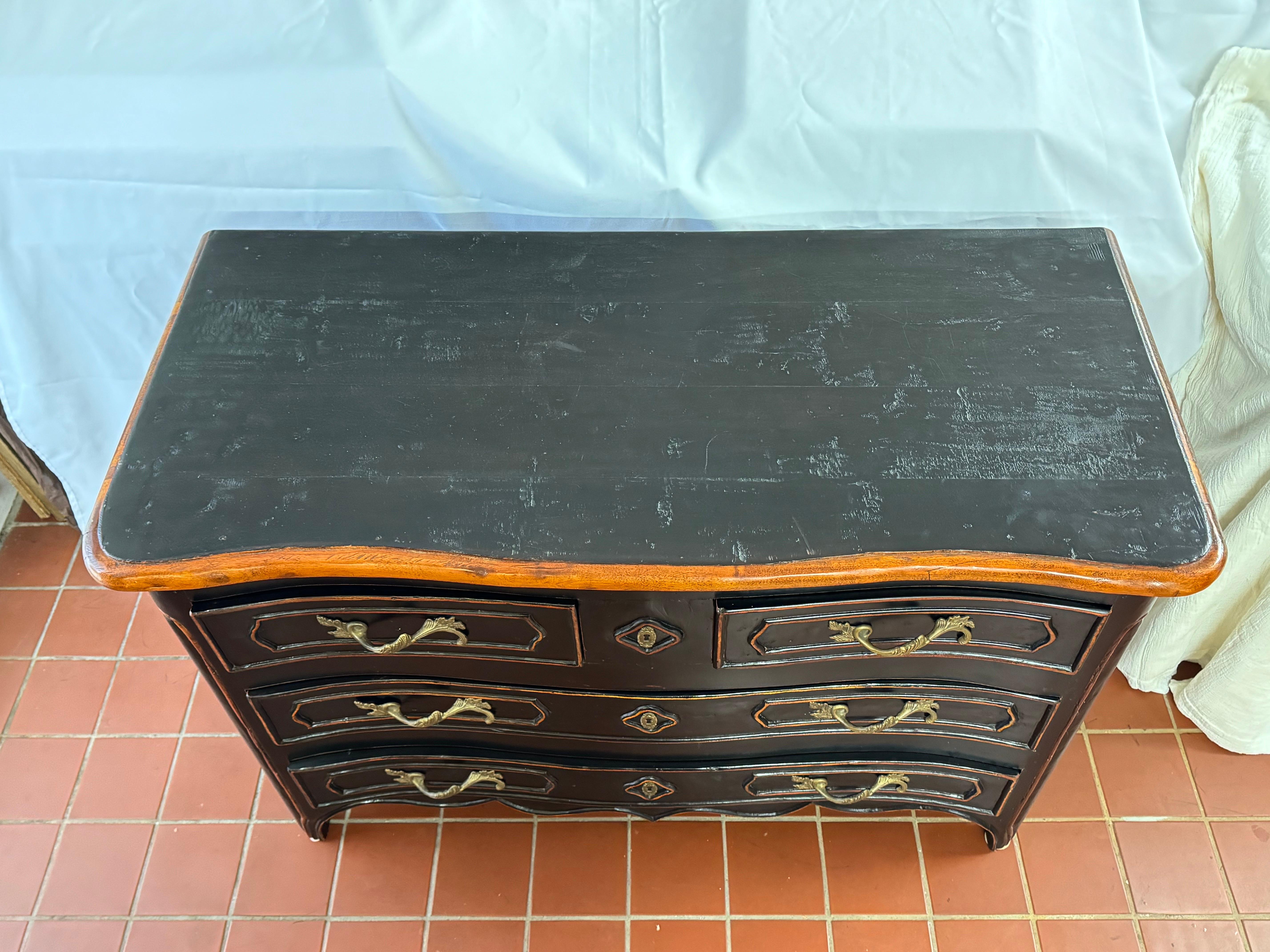 Cassettiera in stile francese in legno massiccio in vendita 2