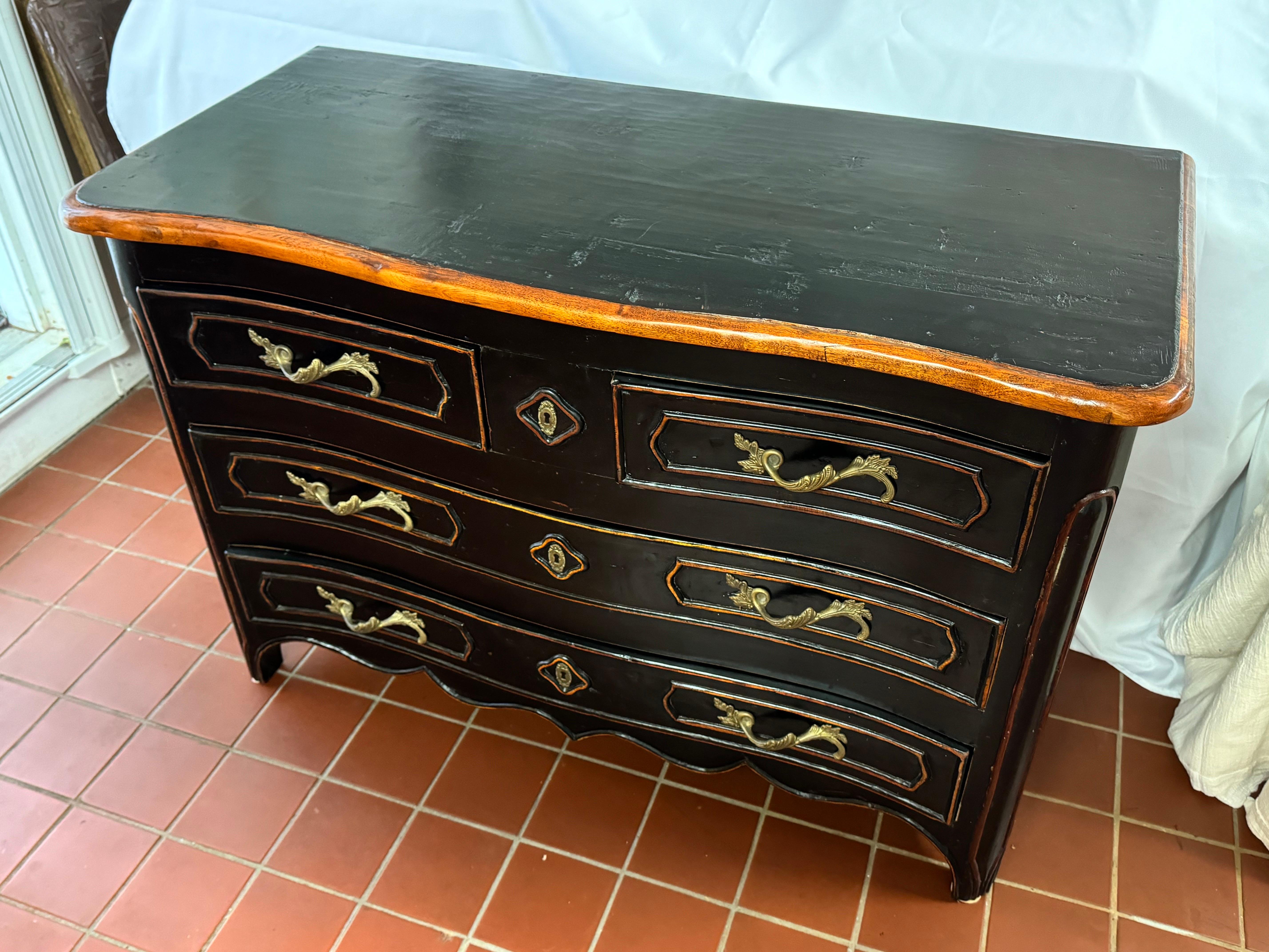 Cassettiera in stile francese in legno massiccio in vendita 3