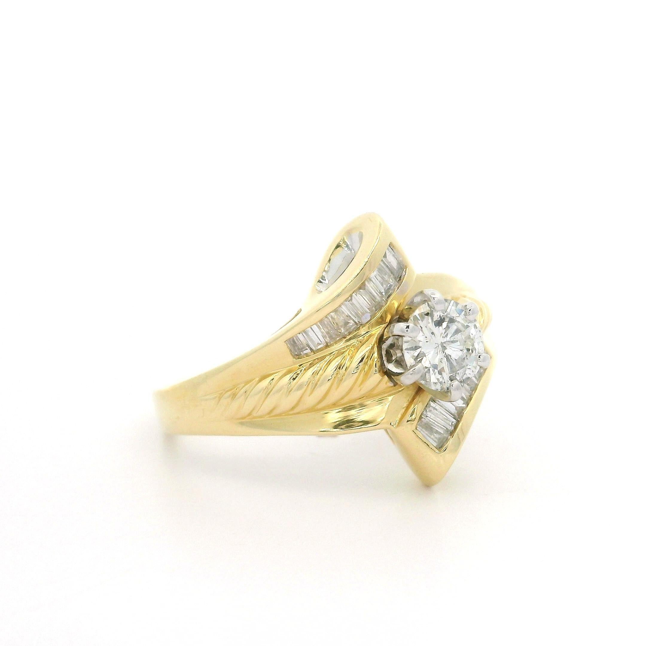 Anello in oro giallo massiccio con solitario di diamanti da 0,83 carati con centro intrecciato e stile bypass in vendita 8