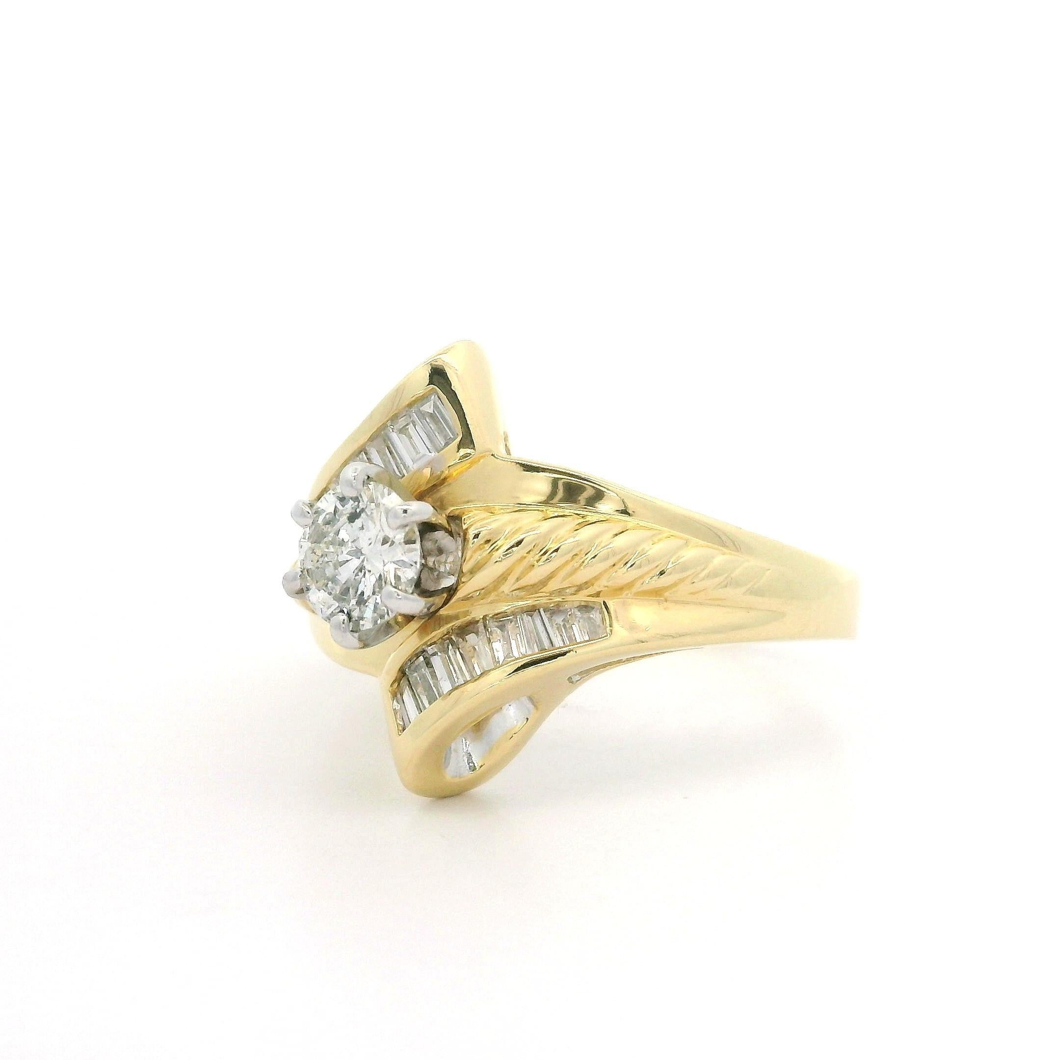 Anello in oro giallo massiccio con solitario di diamanti da 0,83 carati con centro intrecciato e stile bypass in vendita 9