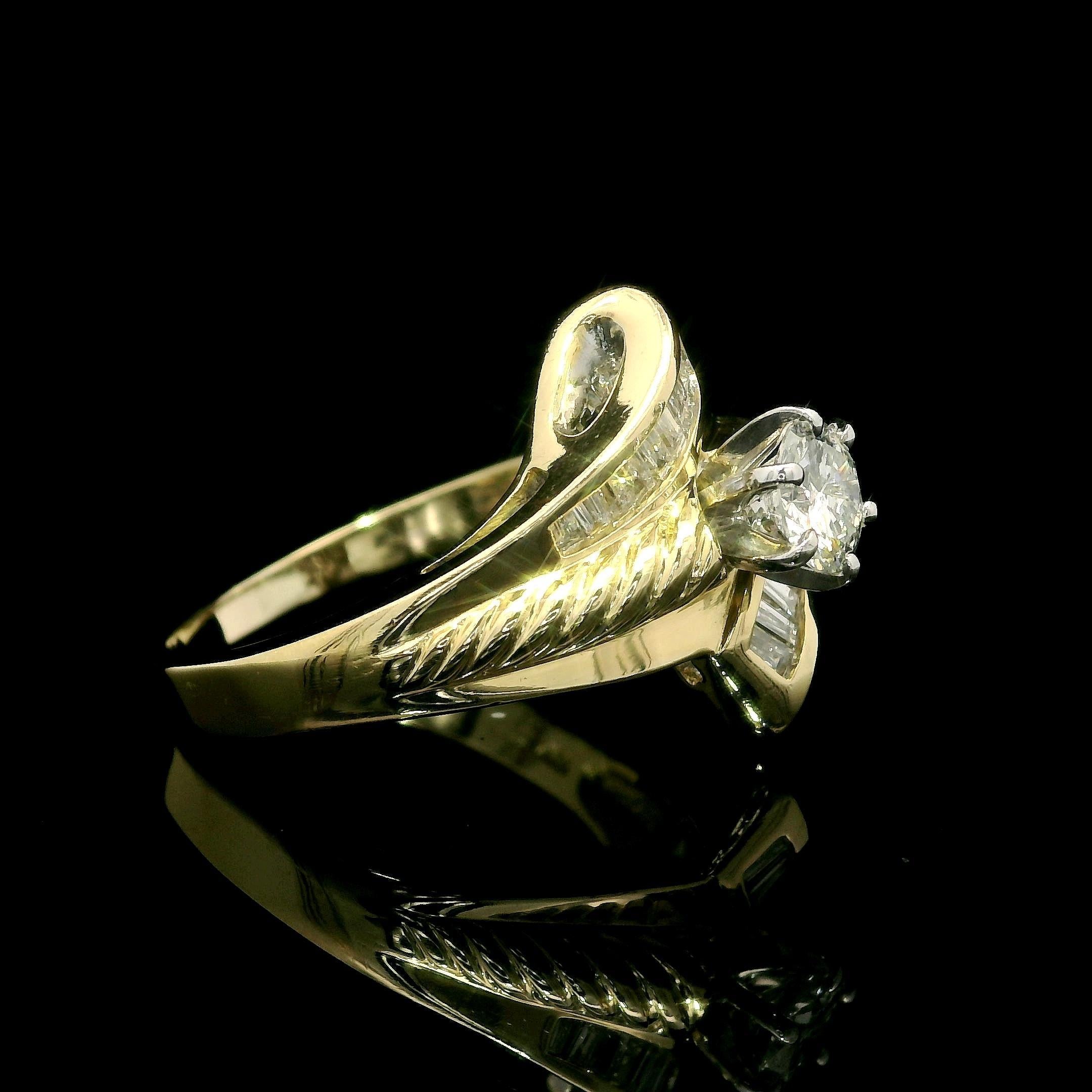 Taglio brillante Anello in oro giallo massiccio con solitario di diamanti da 0,83 carati con centro intrecciato e stile bypass in vendita