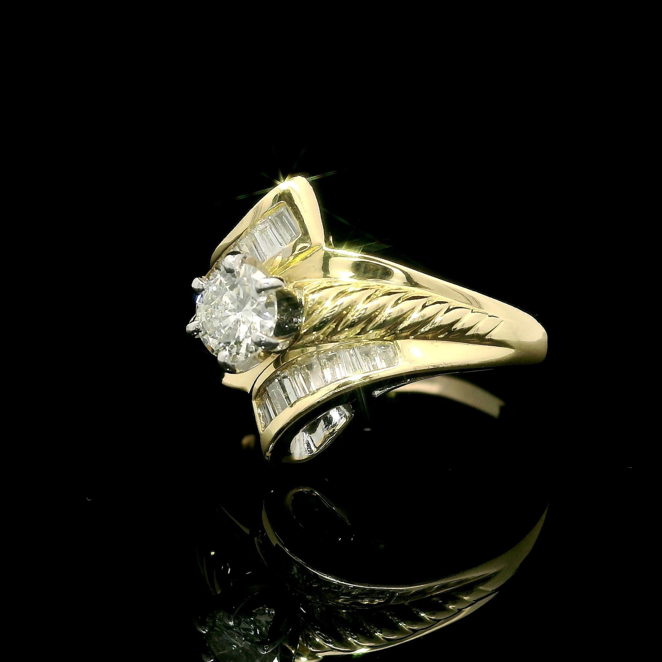 Anello in oro giallo massiccio con solitario di diamanti da 0,83 carati con centro intrecciato e stile bypass In condizioni ottime in vendita a Montclair, NJ