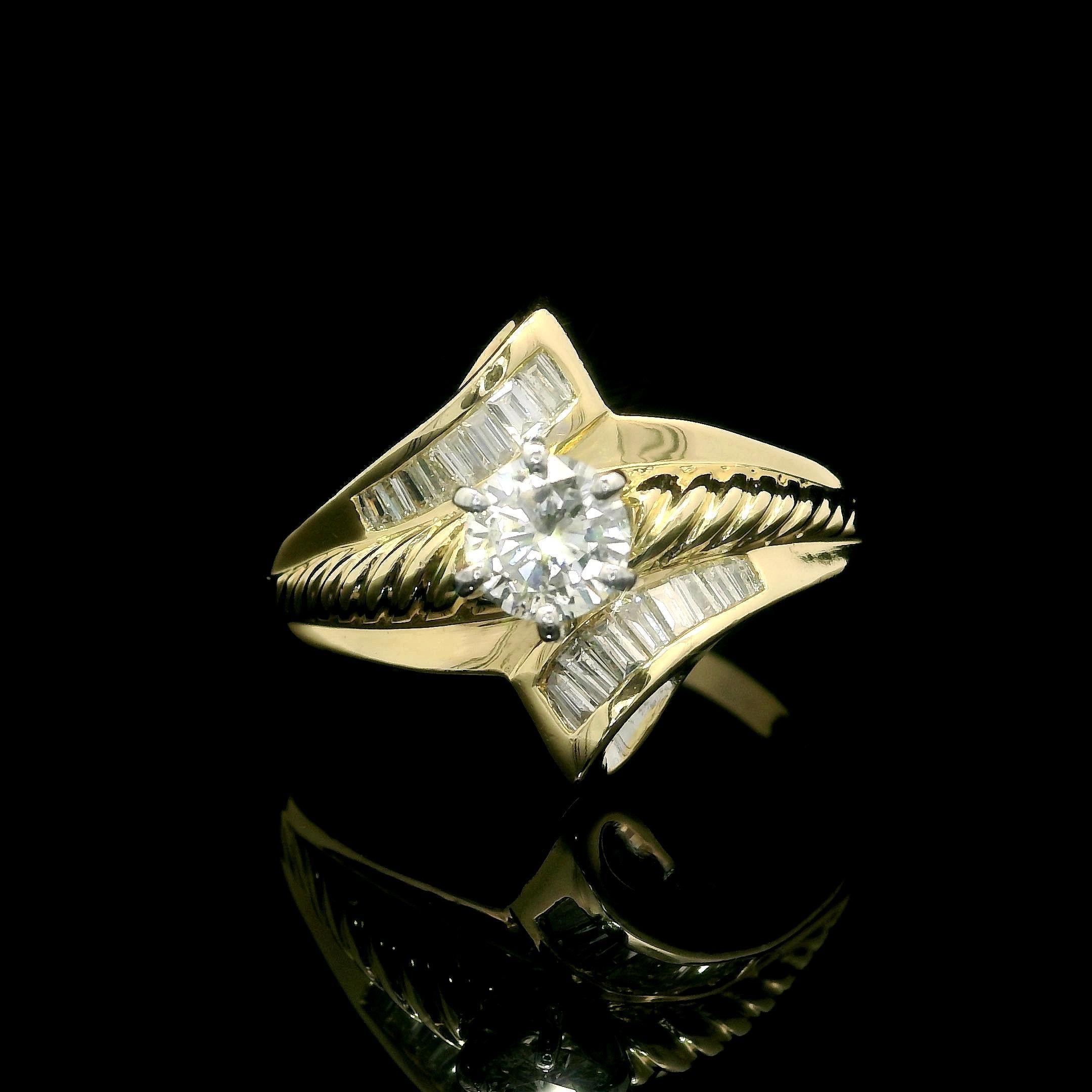 Anello in oro giallo massiccio con solitario di diamanti da 0,83 carati con centro intrecciato e stile bypass in vendita 1