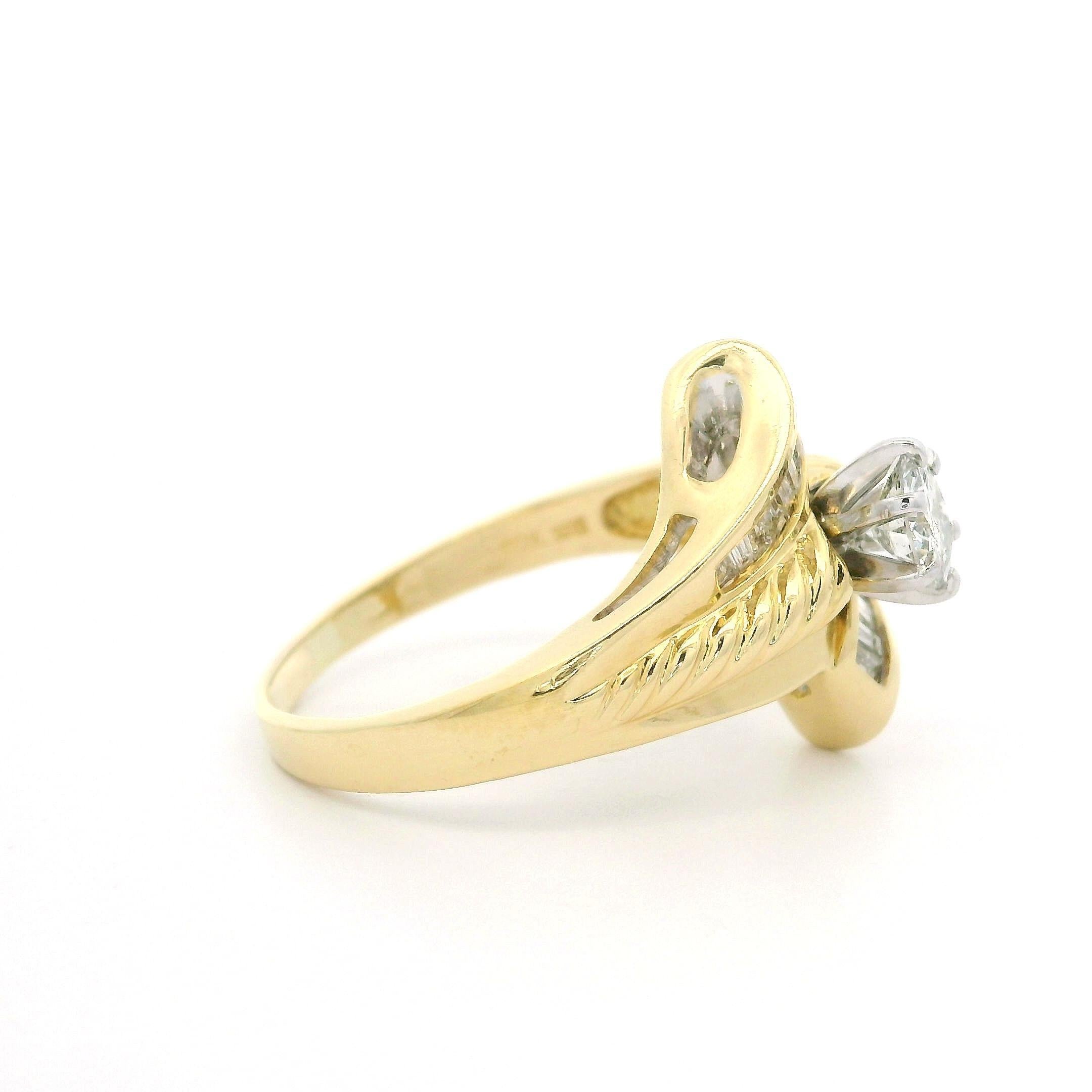 Anello in oro giallo massiccio con solitario di diamanti da 0,83 carati con centro intrecciato e stile bypass in vendita 2
