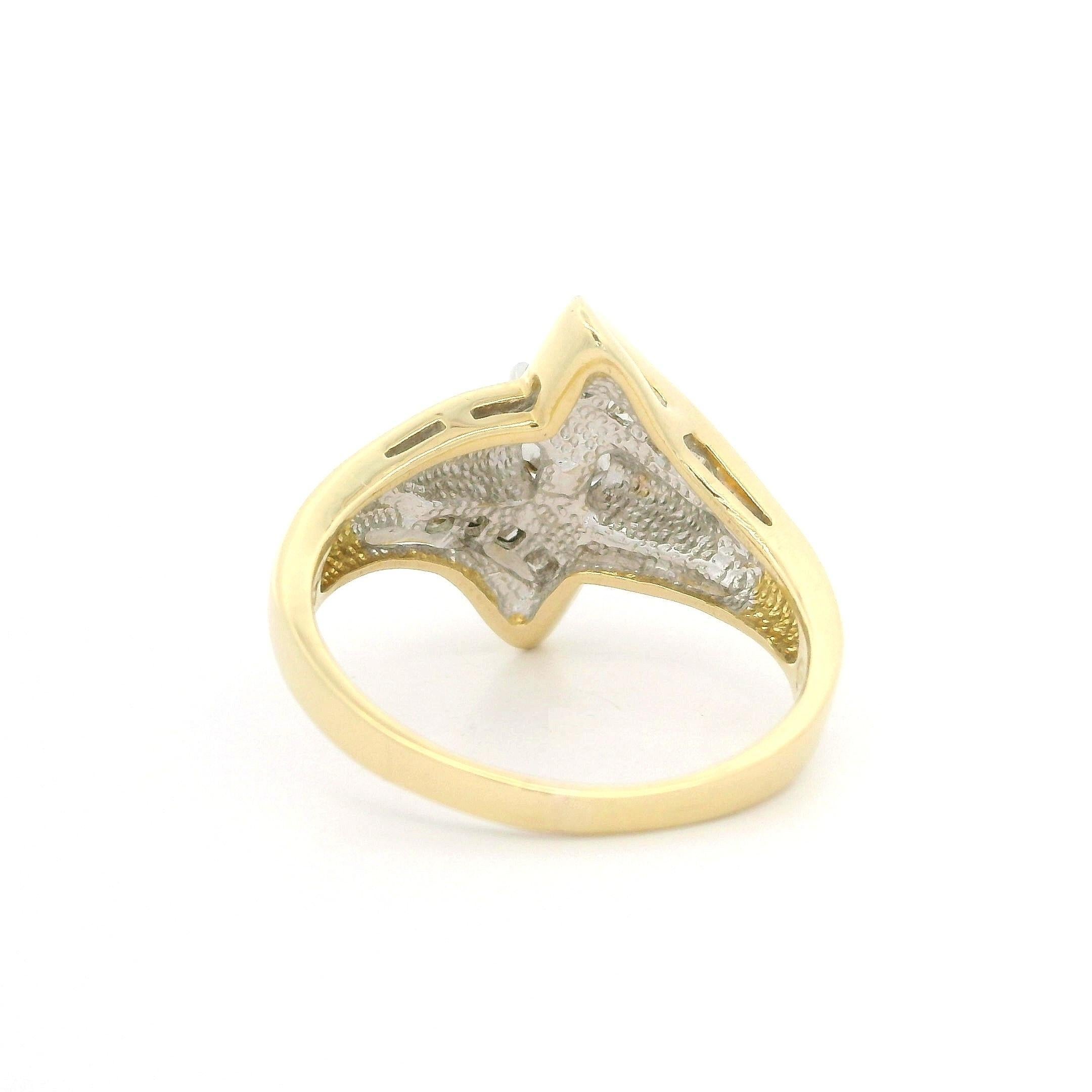 Anello in oro giallo massiccio con solitario di diamanti da 0,83 carati con centro intrecciato e stile bypass in vendita 3