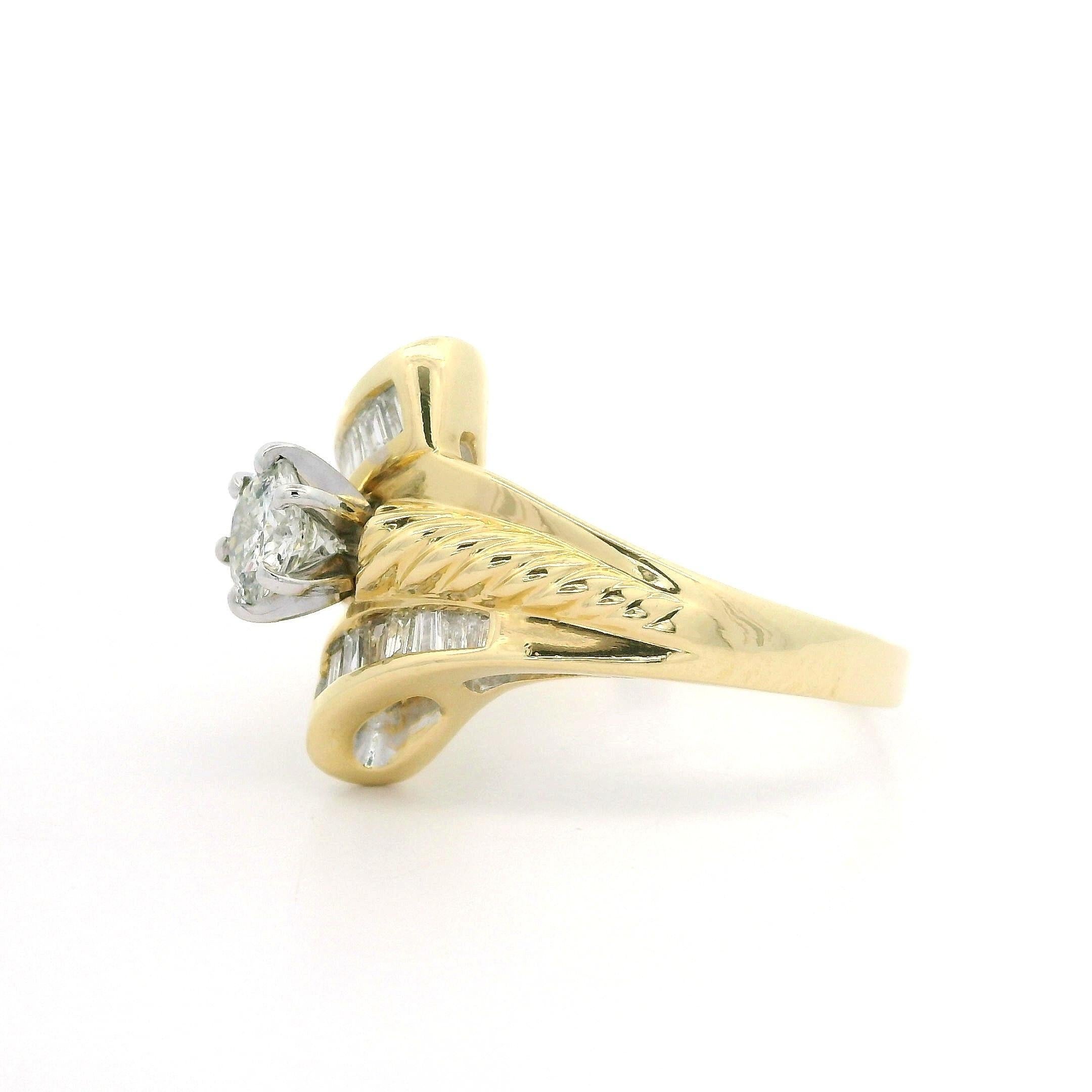 Anello in oro giallo massiccio con solitario di diamanti da 0,83 carati con centro intrecciato e stile bypass in vendita 4