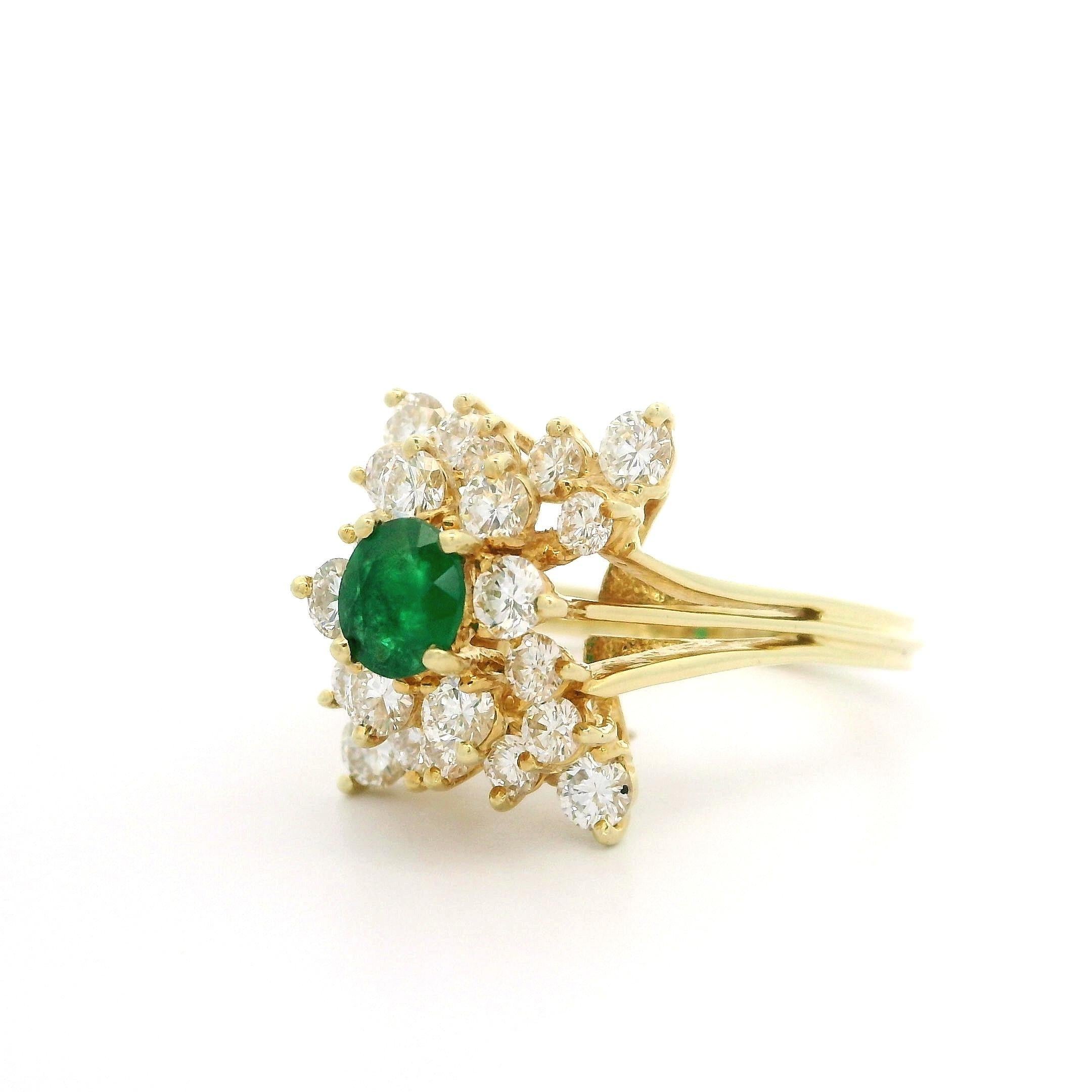 Anello fatto a mano in oro giallo massiccio con diamante smeraldo da 1,70 carati e profilo alto in vendita 5