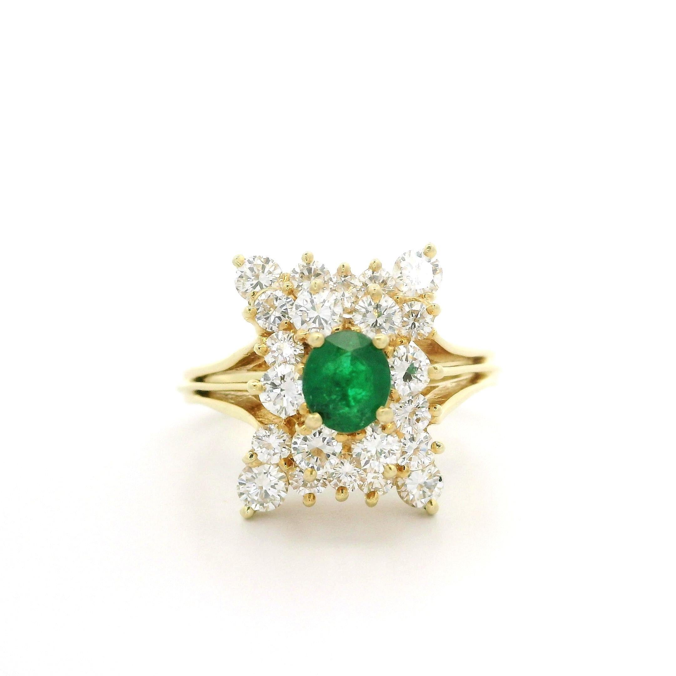 Anello fatto a mano in oro giallo massiccio con diamante smeraldo da 1,70 carati e profilo alto in vendita 7