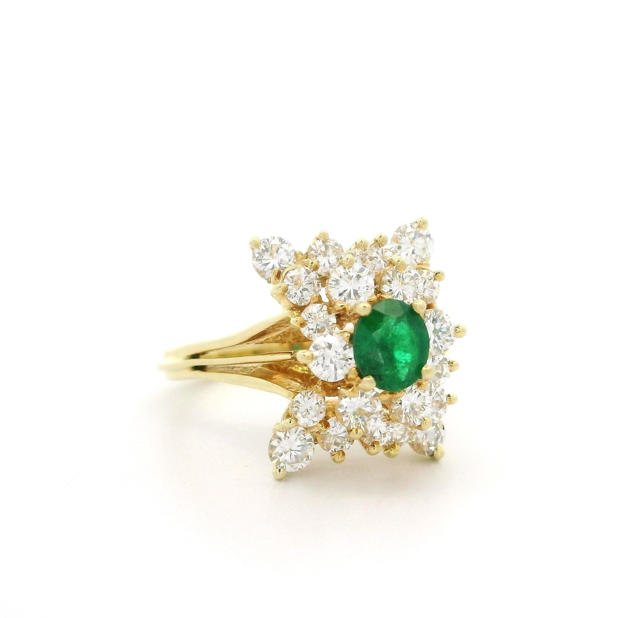 Anello fatto a mano in oro giallo massiccio con diamante smeraldo da 1,70 carati e profilo alto in vendita 8