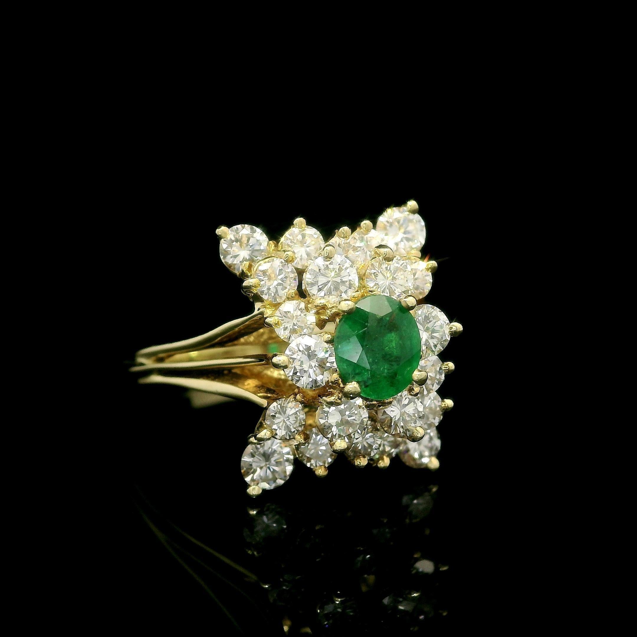 Taglio ovale Anello fatto a mano in oro giallo massiccio con diamante smeraldo da 1,70 carati e profilo alto in vendita