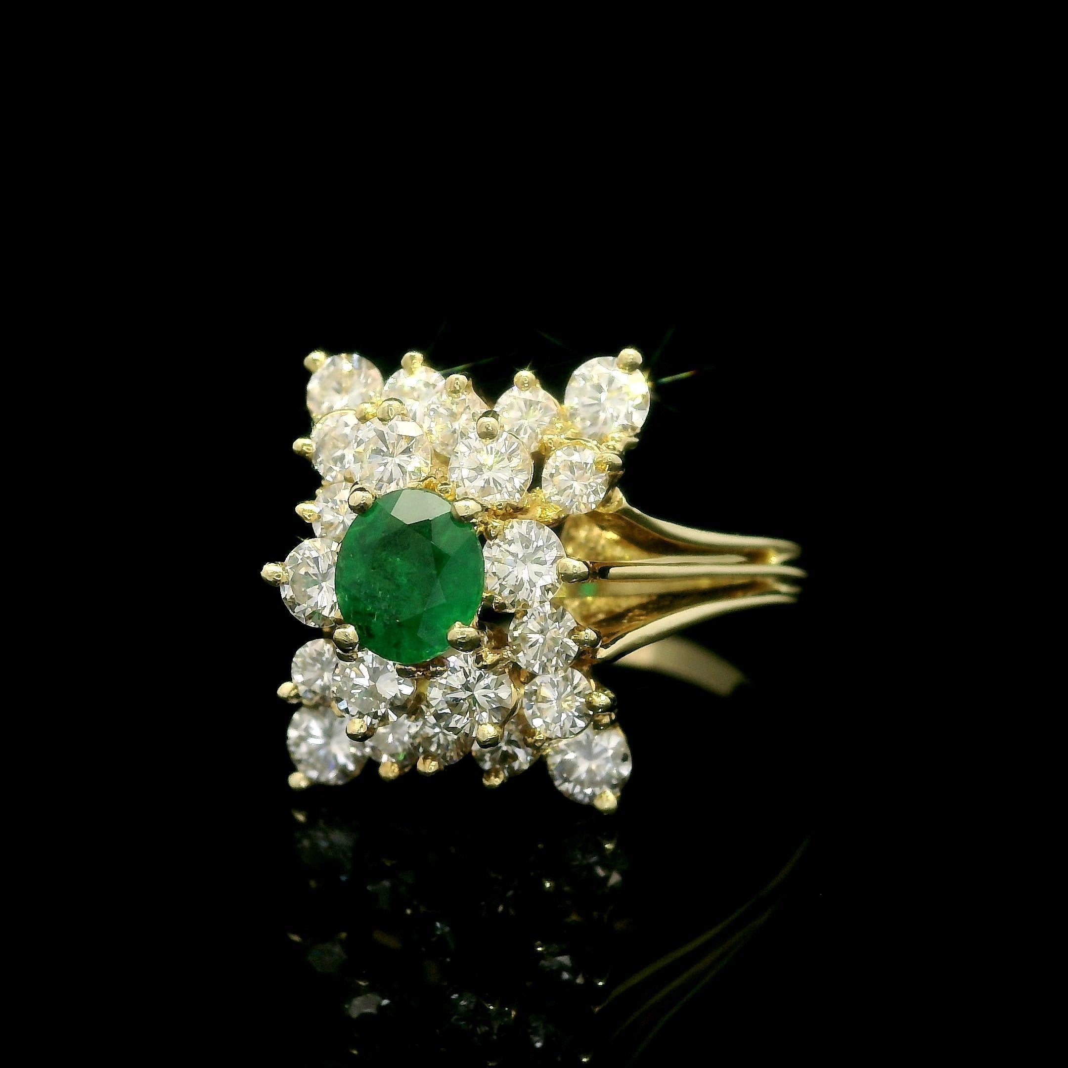 Anello fatto a mano in oro giallo massiccio con diamante smeraldo da 1,70 carati e profilo alto In condizioni buone in vendita a Montclair, NJ