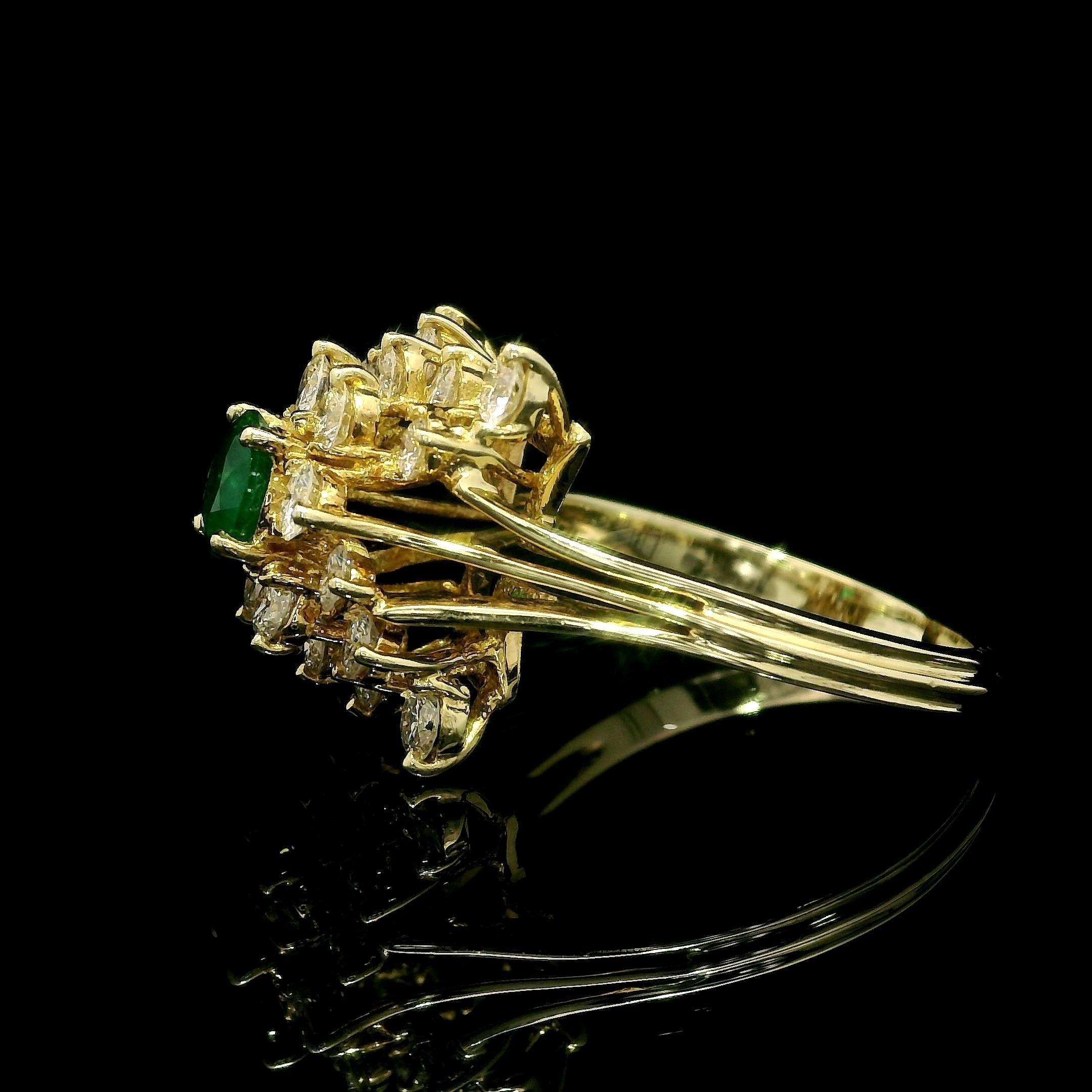 Donna Anello fatto a mano in oro giallo massiccio con diamante smeraldo da 1,70 carati e profilo alto in vendita