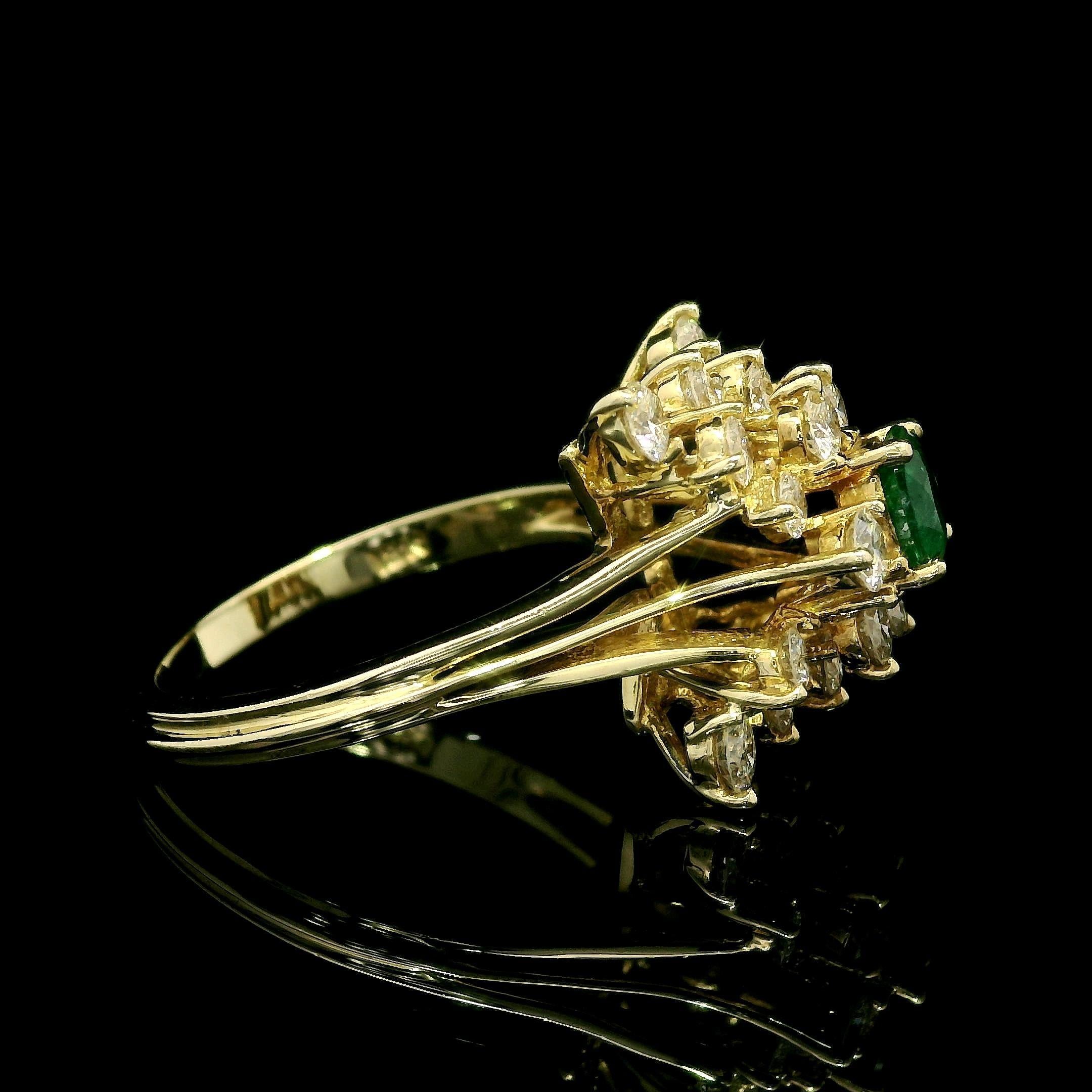 Anello fatto a mano in oro giallo massiccio con diamante smeraldo da 1,70 carati e profilo alto in vendita 1