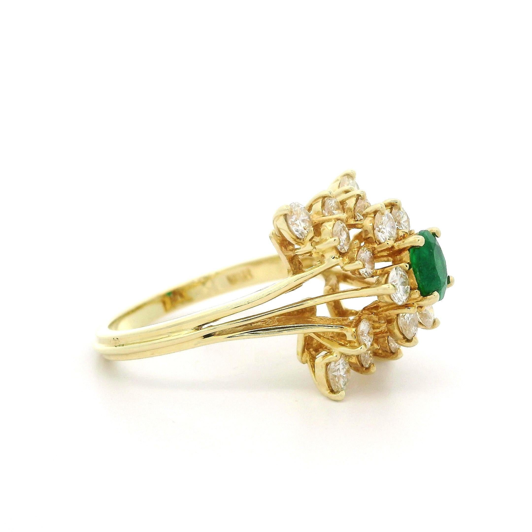 Anello fatto a mano in oro giallo massiccio con diamante smeraldo da 1,70 carati e profilo alto in vendita 2