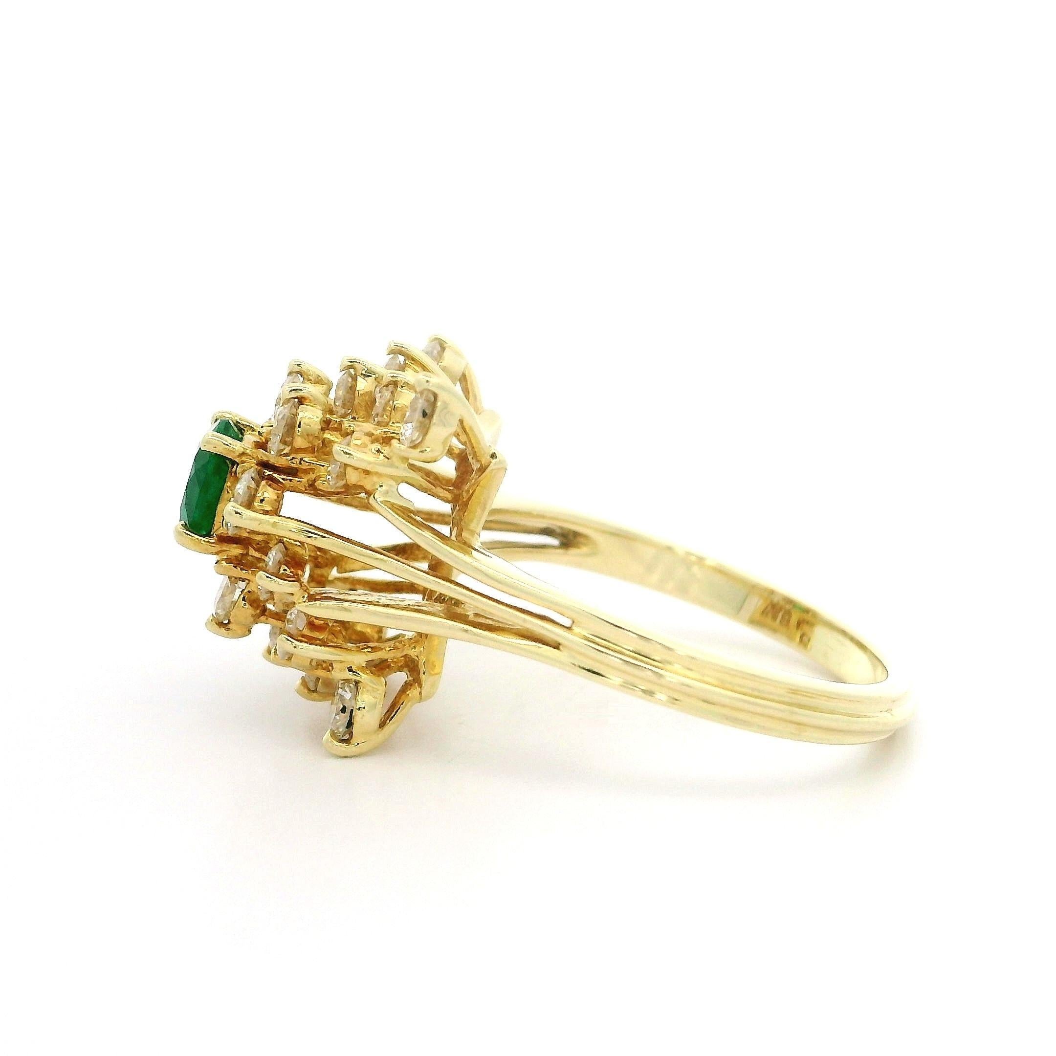 Anello fatto a mano in oro giallo massiccio con diamante smeraldo da 1,70 carati e profilo alto in vendita 4