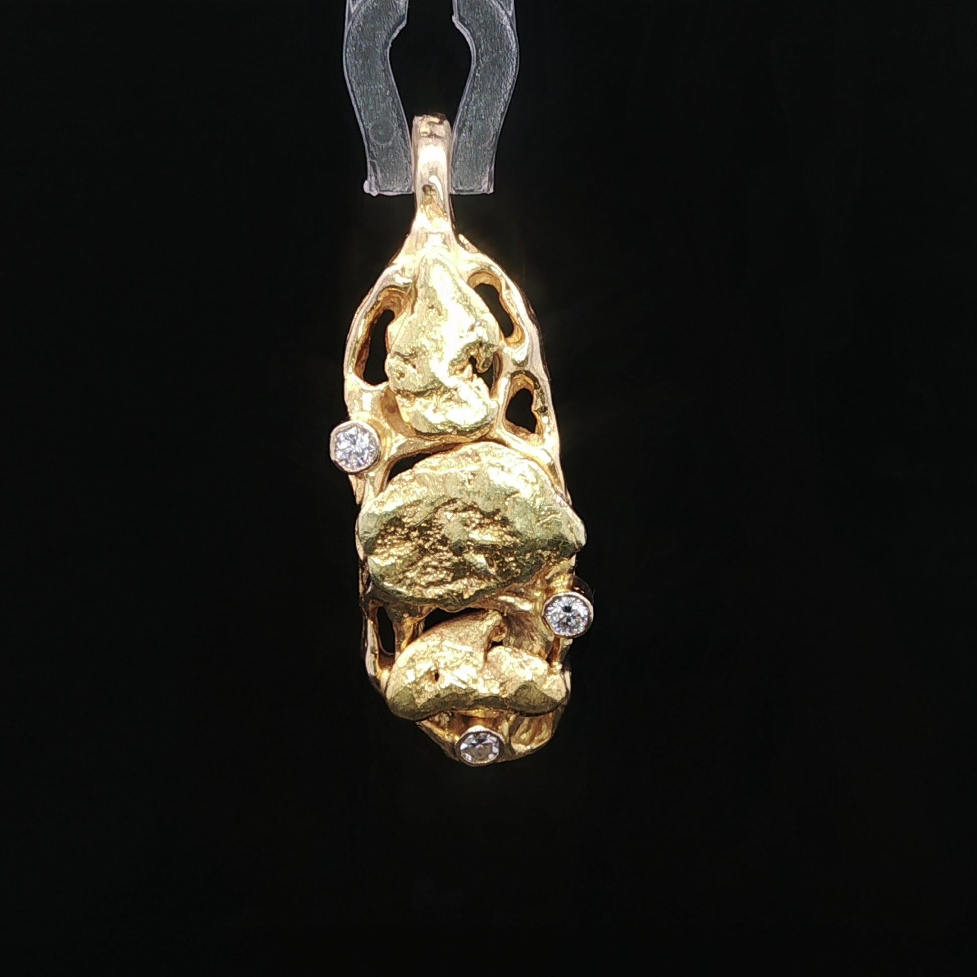 --Pietre: --
(3) Diamanti naturali autentici - Brillante rotondo e taglio antico - castone incastonato - Bei diamanti bianchi - 0,06ctw (circa)

Materiale: Telaio in oro giallo massiccio 10k con pepita d'oro naturale ad alto tenore di carati.
Peso: