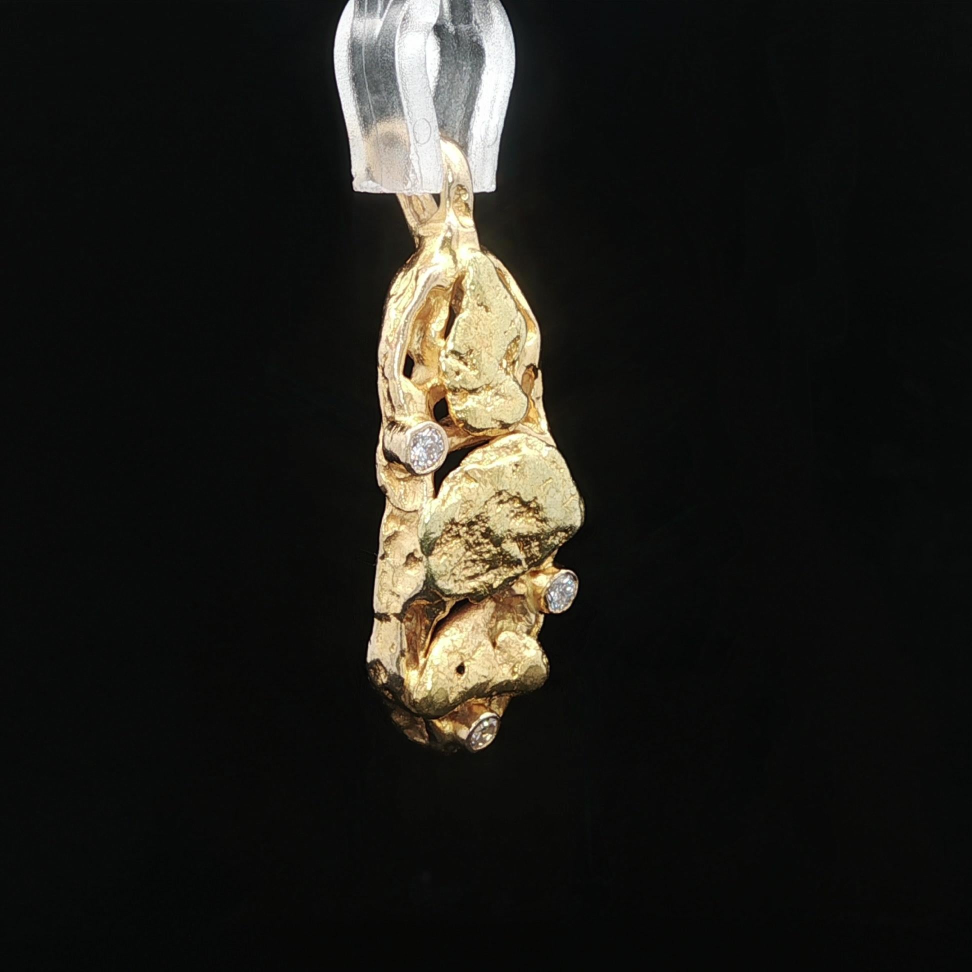 Taglio rotondo Ciondolo a barra in oro giallo massiccio con diamante 3 pepite naturali ad alto tenore di carati in vendita