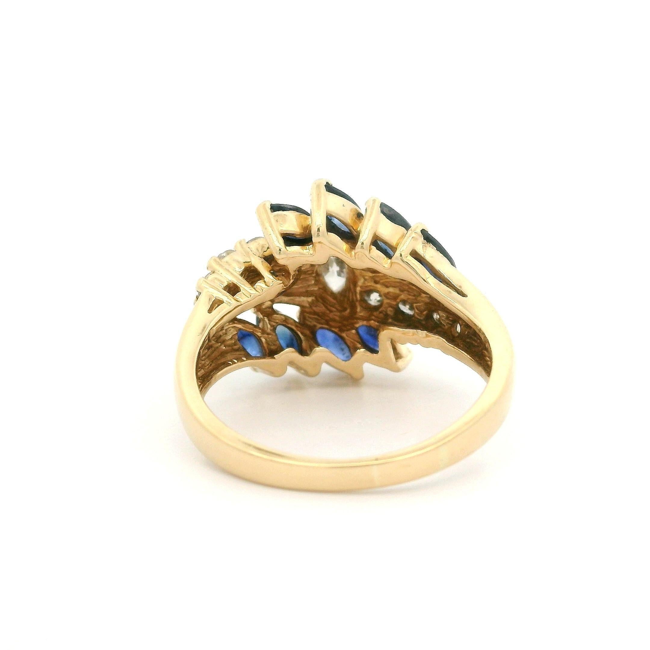 Taille Marquise Bague cocktail bypass en or jaune massif avec diamants et saphirs en vente