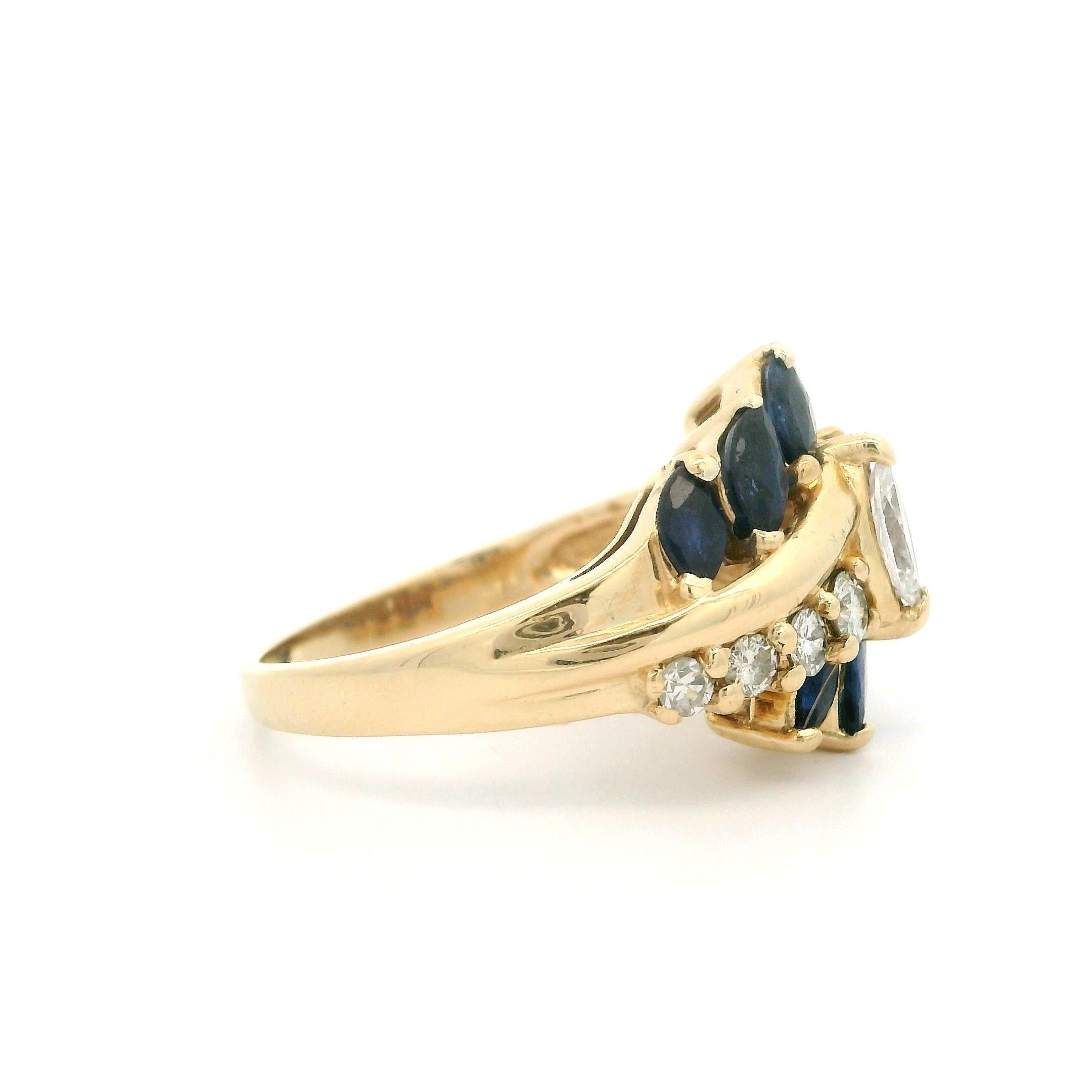 Bague cocktail bypass en or jaune massif avec diamants et saphirs Excellent état - En vente à Montclair, NJ