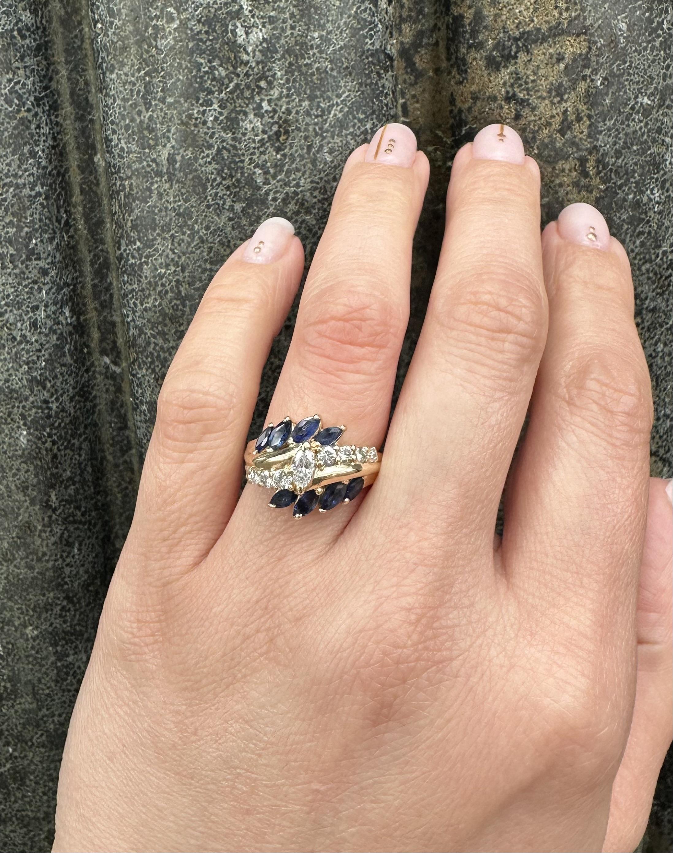 Bague cocktail bypass en or jaune massif avec diamants et saphirs Pour femmes en vente