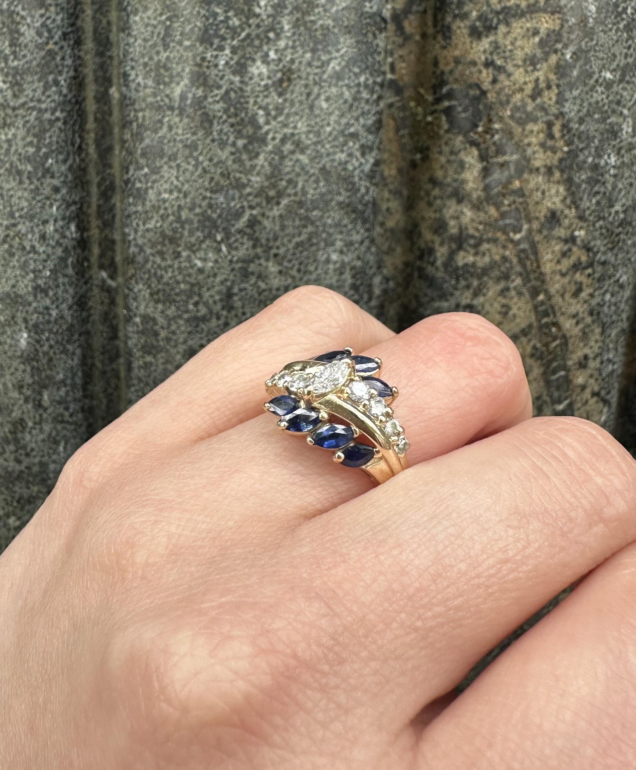 Bague cocktail bypass en or jaune massif avec diamants et saphirs en vente 1