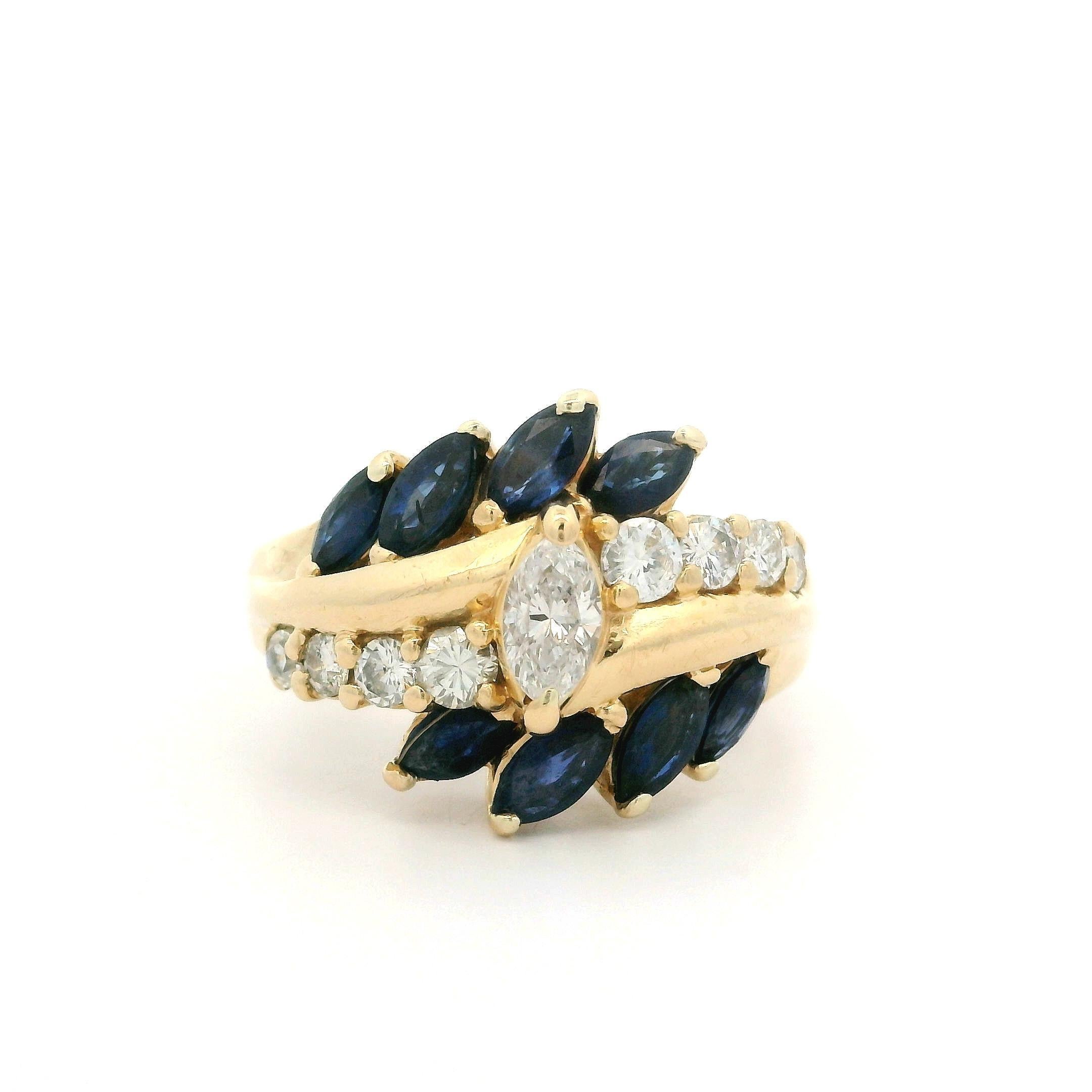 Bague cocktail bypass en or jaune massif avec diamants et saphirs en vente 2