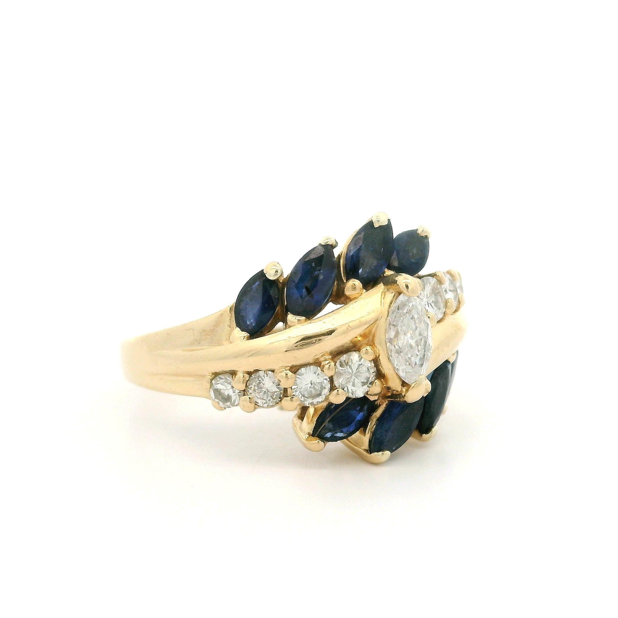 Bague cocktail bypass en or jaune massif avec diamants et saphirs en vente 3