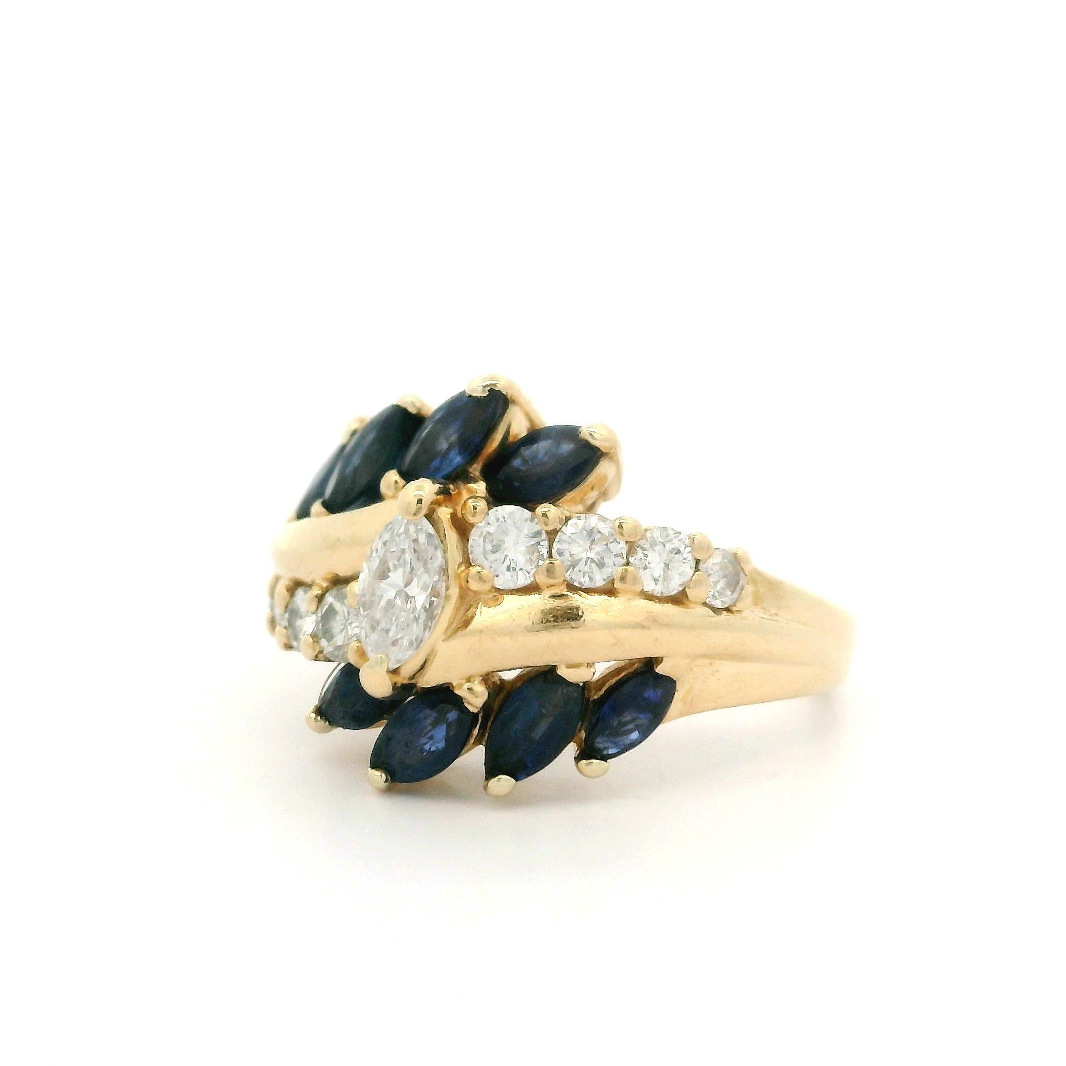 Bague cocktail bypass en or jaune massif avec diamants et saphirs en vente 4