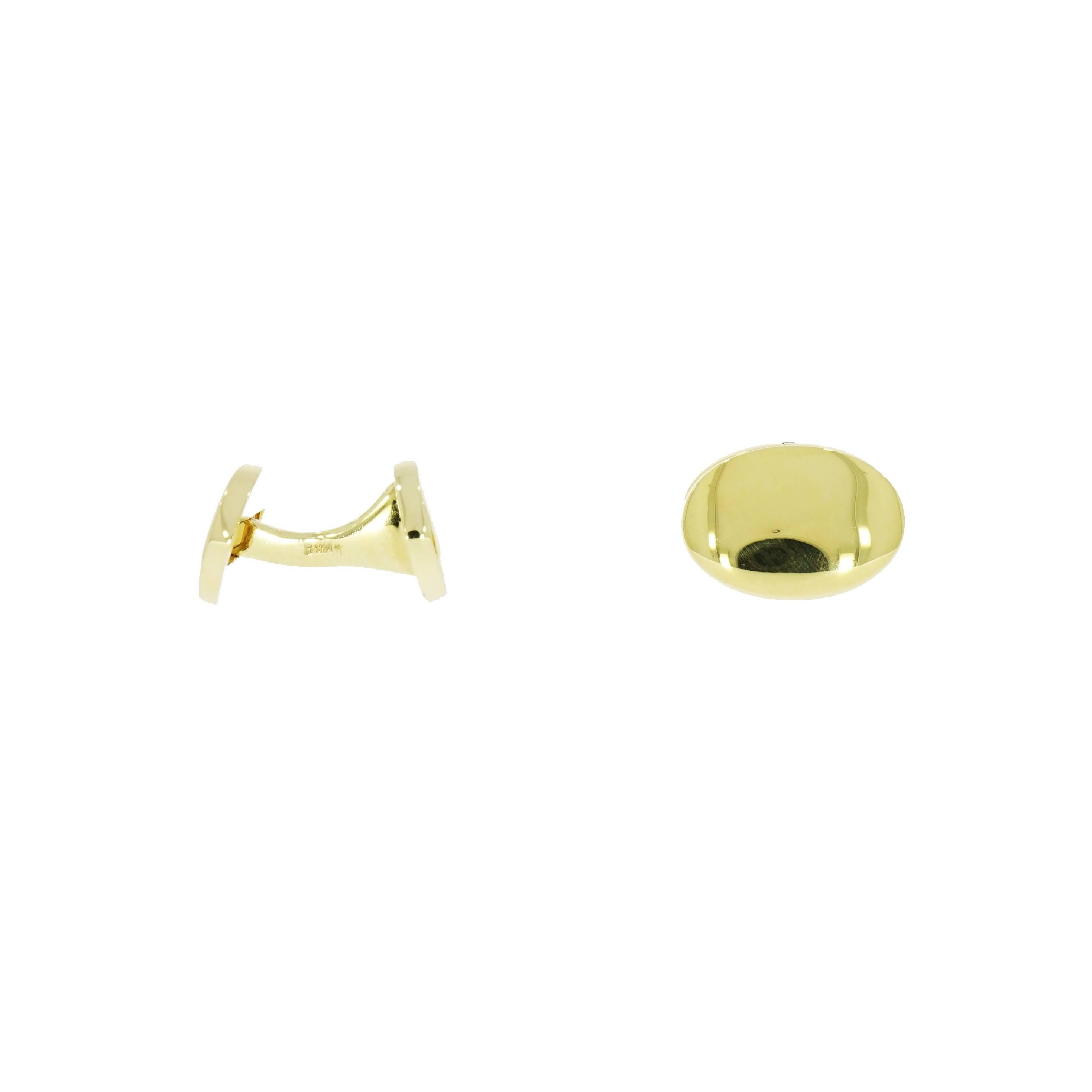 Cufflinks styles can varies as their wearers... Classic styles like this one can be personalize with family crest, monogram initials, even an image imprint.
Meticulously crafted in 14k yellow gold, this solid double sided cufflinks weighs 27.37
