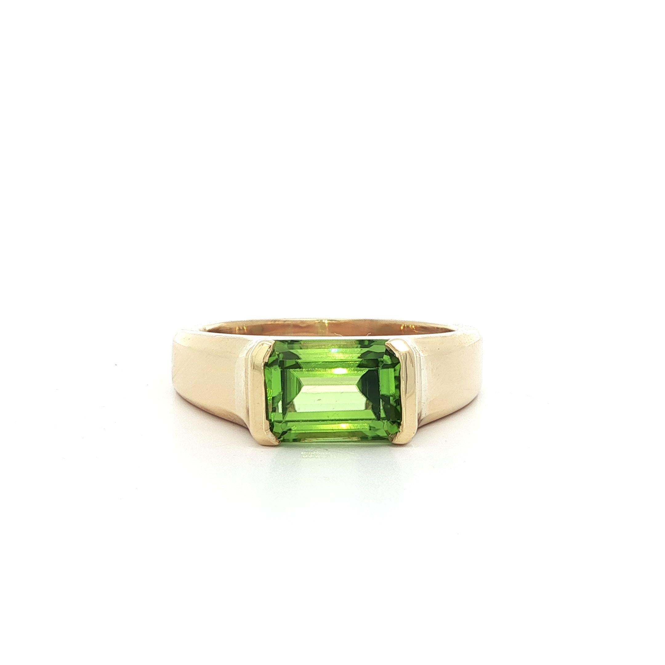 -Stein(e): -
(1) Natürlicher echter Peridot - Smaragd-Schliff - halbe Lünette - satte lebhafte grüne Farbe - 8,8 x 6,8 mm (ca.)

MATERIAL: Massiv  18k Gelbgold
Gesamtgewicht:  9,3 Gramm
Gesamtbreite: 7,10 mm (0,27