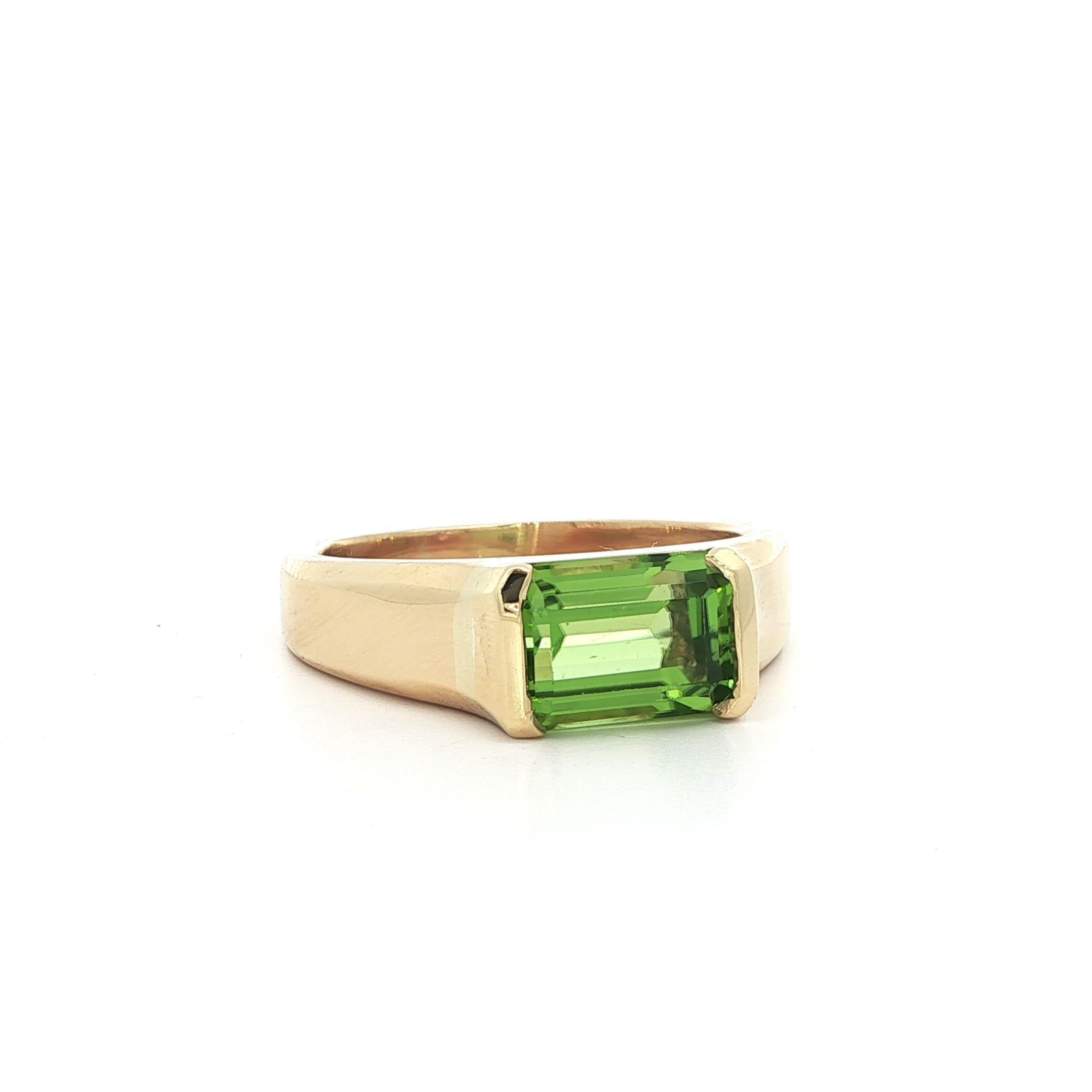 Massivem Gelbgold Smaragd Schliff Peridot Hälfte Lünette Solitär Ring Größe 9,5 (Smaragdschliff) im Angebot