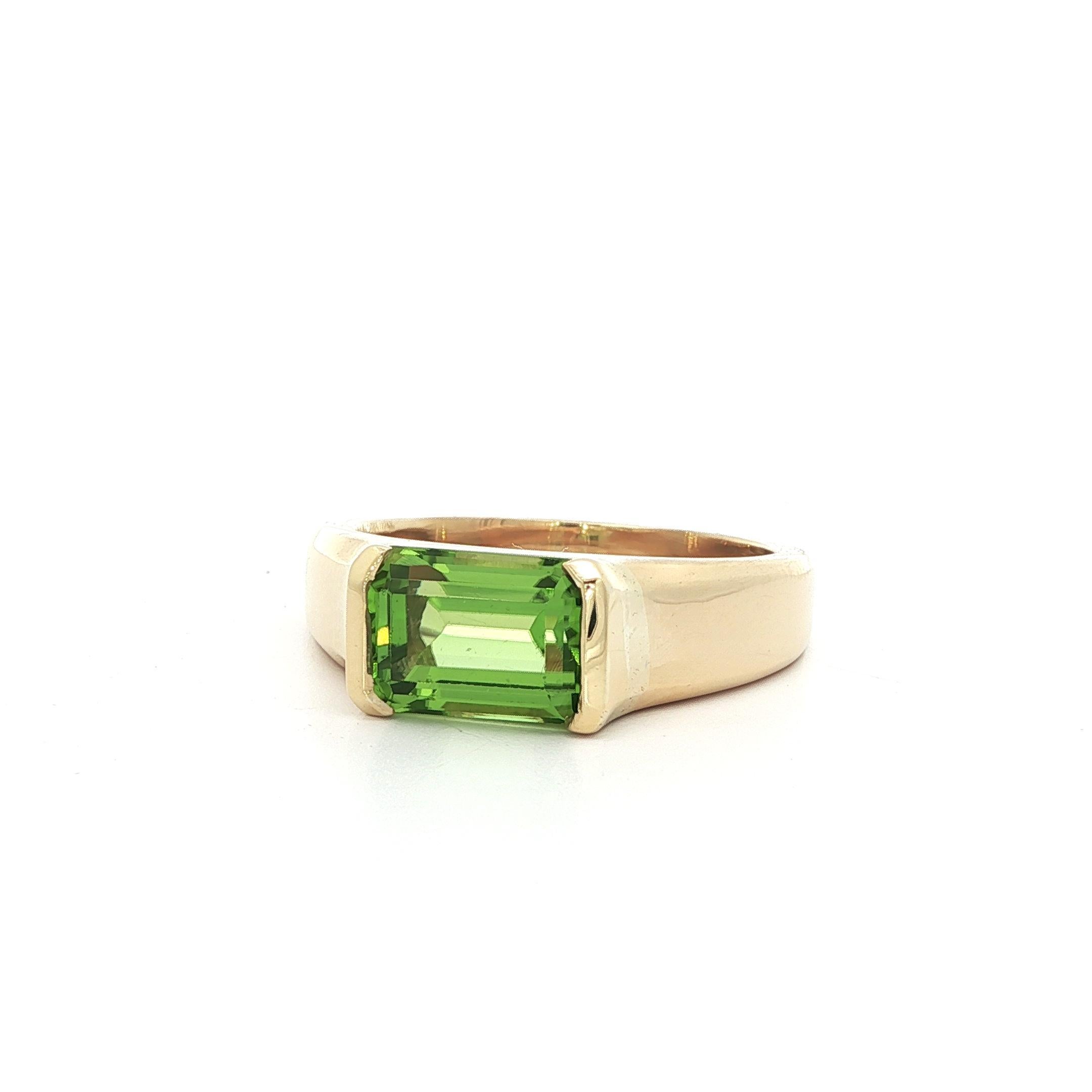 Massivem Gelbgold Smaragd Schliff Peridot Hälfte Lünette Solitär Ring Größe 9,5 im Zustand „Hervorragend“ im Angebot in Montclair, NJ